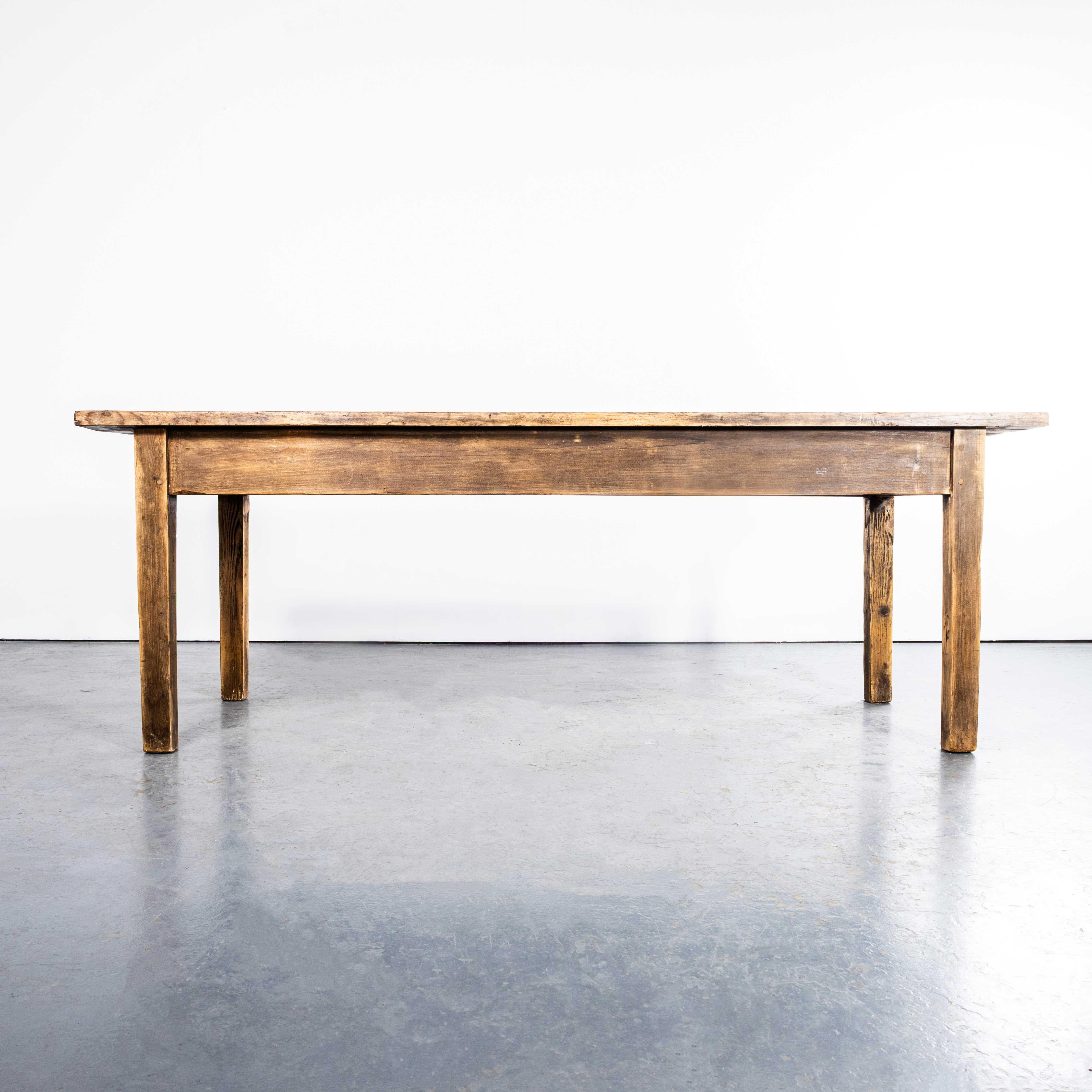 Tavolo da pranzo rettangolare in pino a listelli di grandi dimensioni del 1940. 

Tavolo da officina originale di dimensioni pratiche con piano in legno di pino spazzolato e ben utilizzato. Ben fatto, con una finitura artigianale, il tavolo è