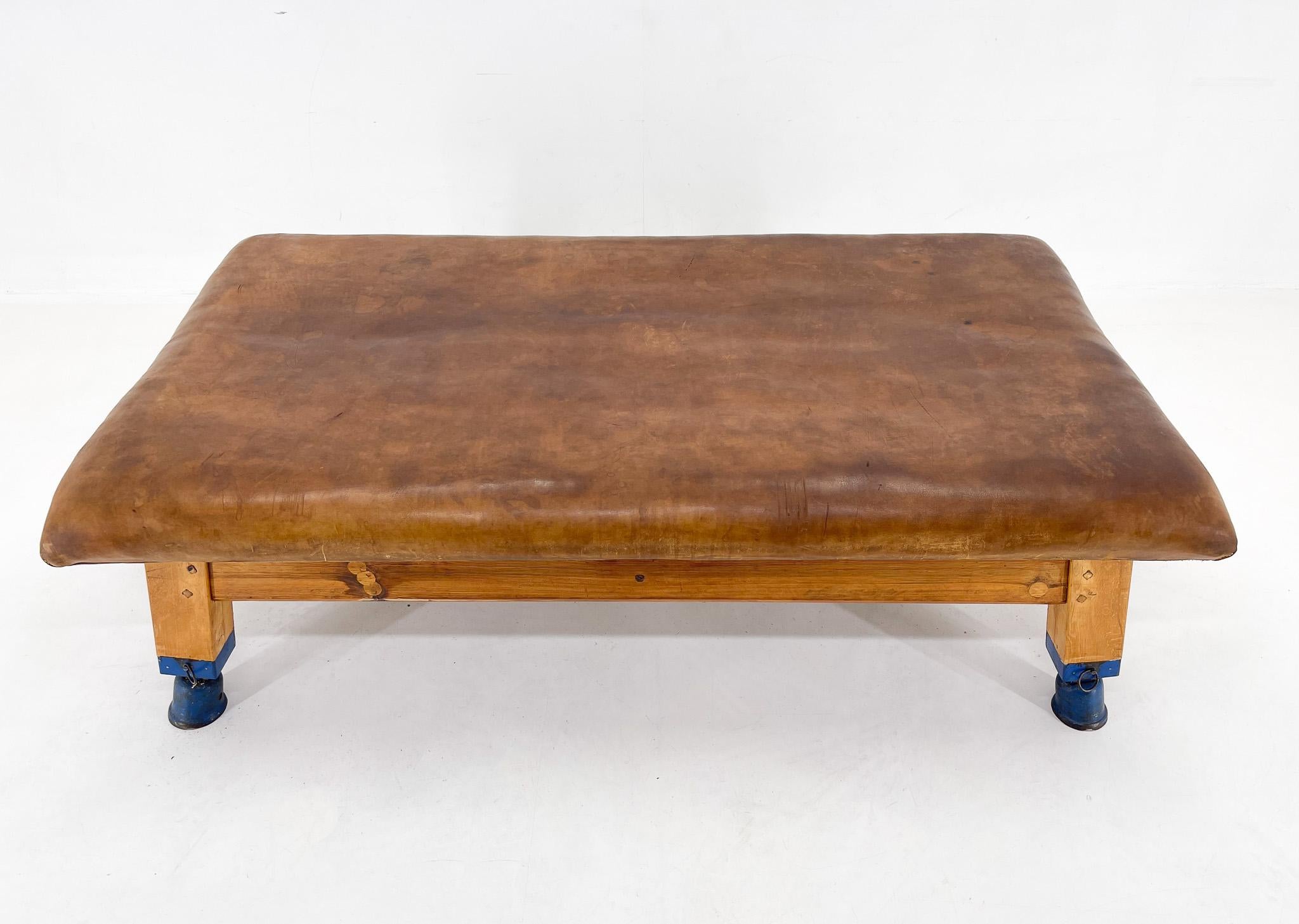 1940s Large Leather & Wood Gym Bench, Czechoslovakia In Good Condition For Sale In Praha, CZ