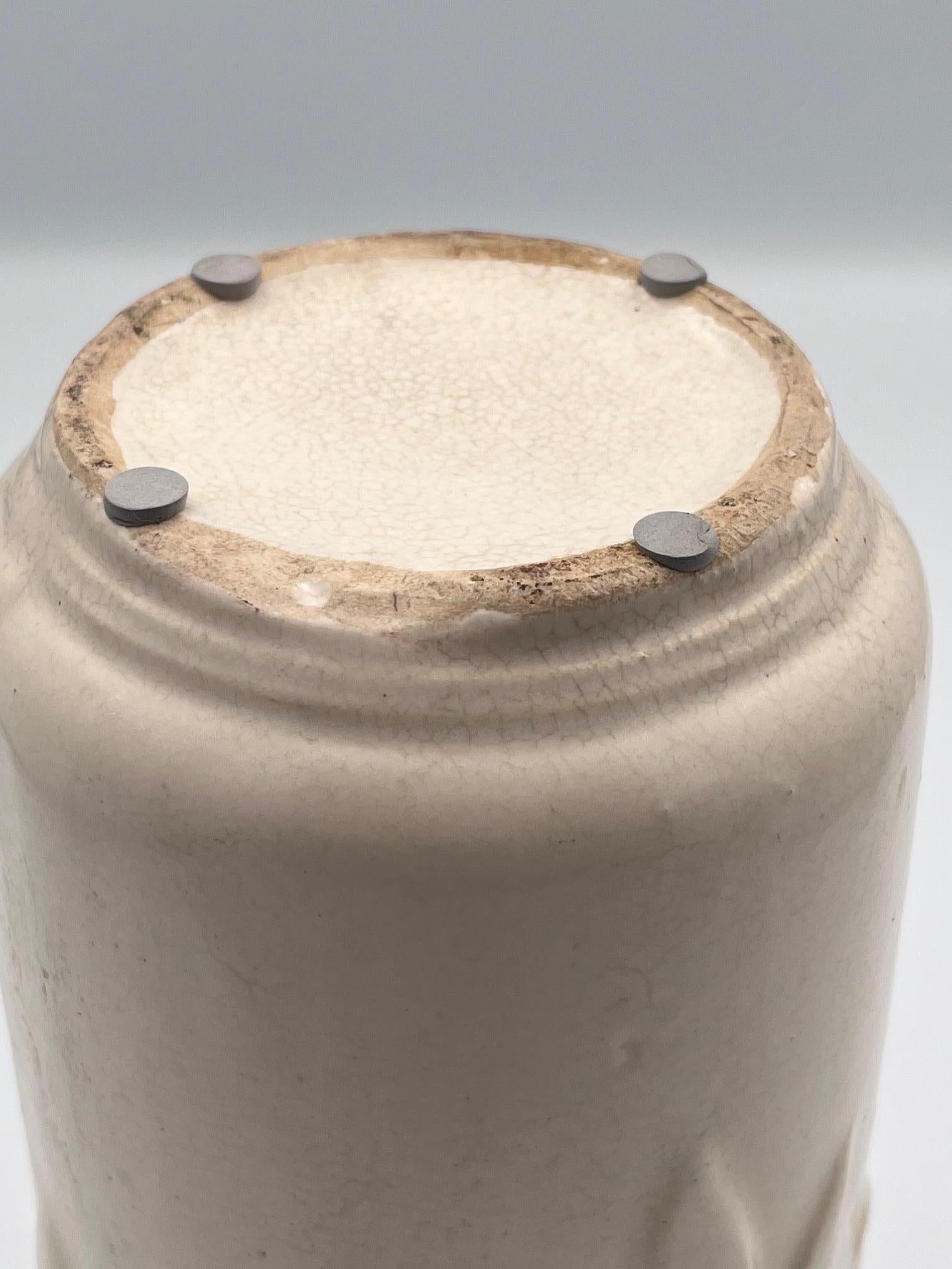 Vaso in ceramica a farfalla McCoy grande del 1940, di colore bianco in vendita 3