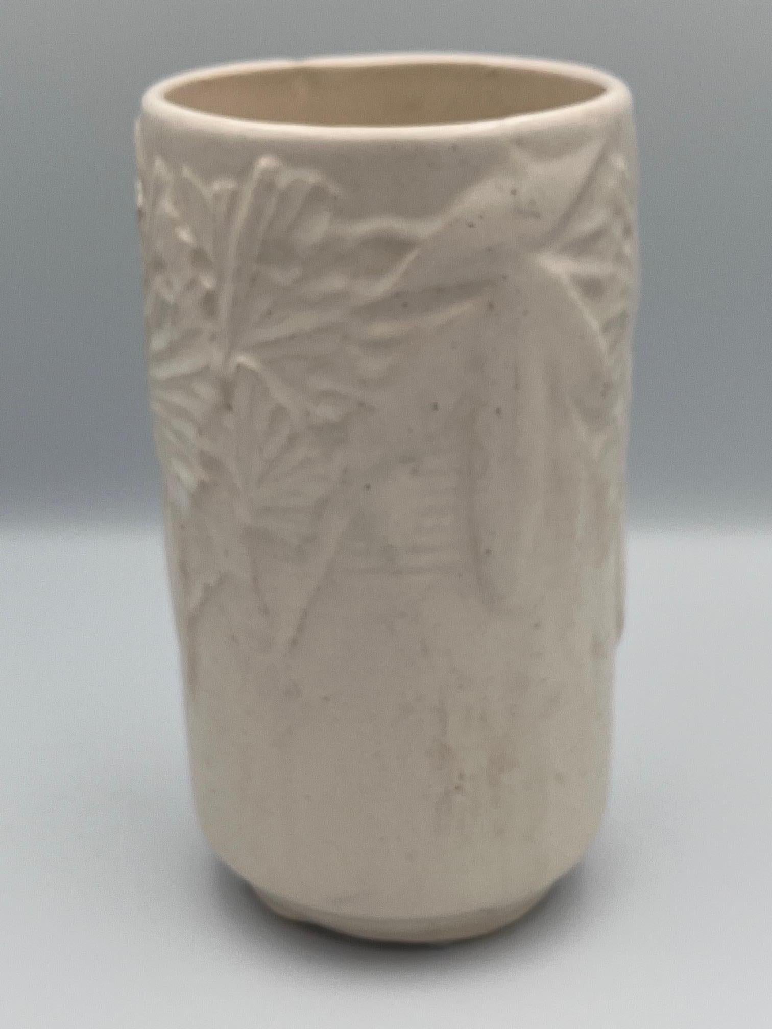 Art Déco Vaso in ceramica a farfalla McCoy grande del 1940, di colore bianco in vendita