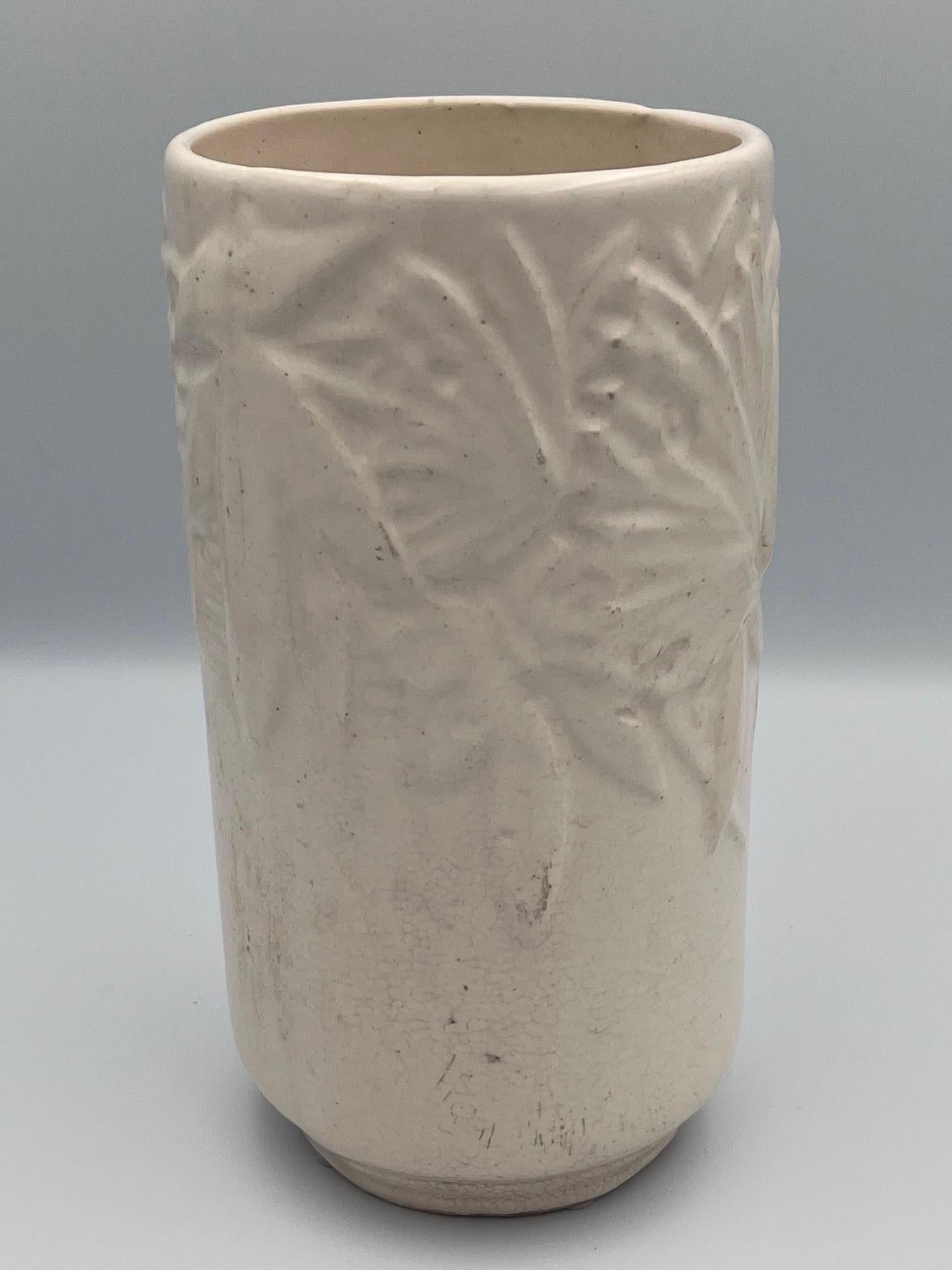 Americano Vaso in ceramica a farfalla McCoy grande del 1940, di colore bianco in vendita