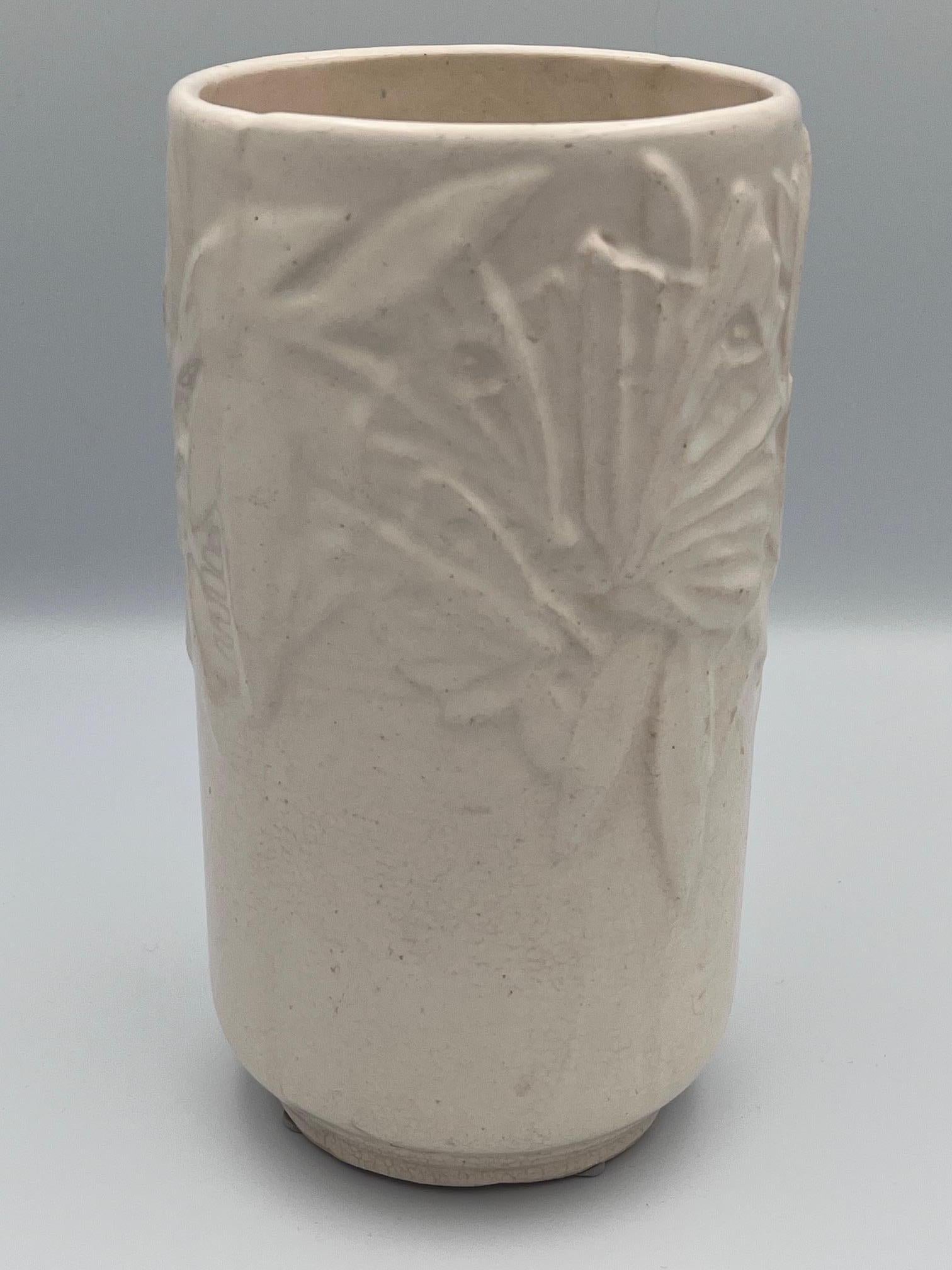 Vaso in ceramica a farfalla McCoy grande del 1940, di colore bianco In condizioni buone in vendita a Red Lion, PA
