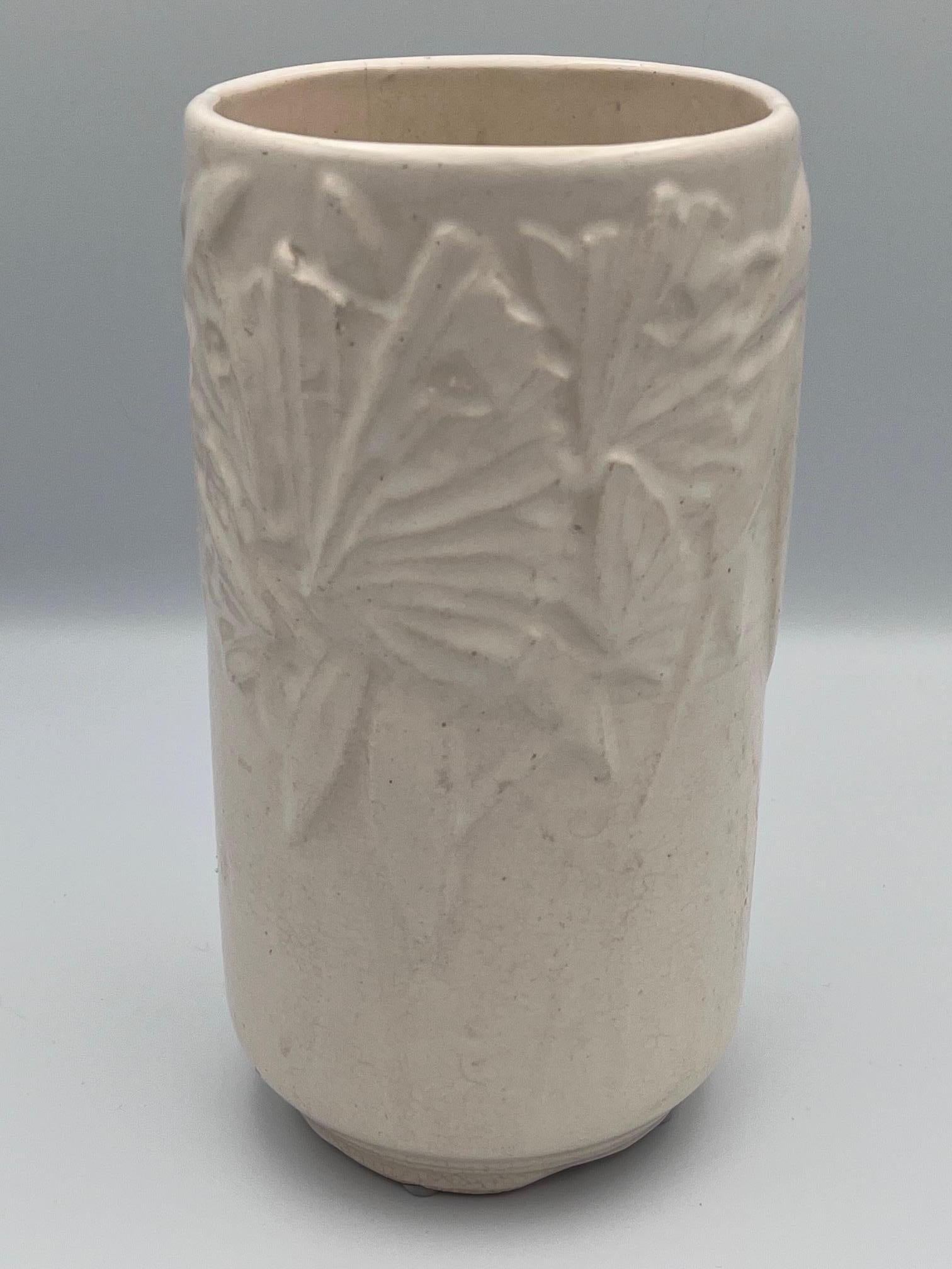 Metà XX secolo Vaso in ceramica a farfalla McCoy grande del 1940, di colore bianco in vendita