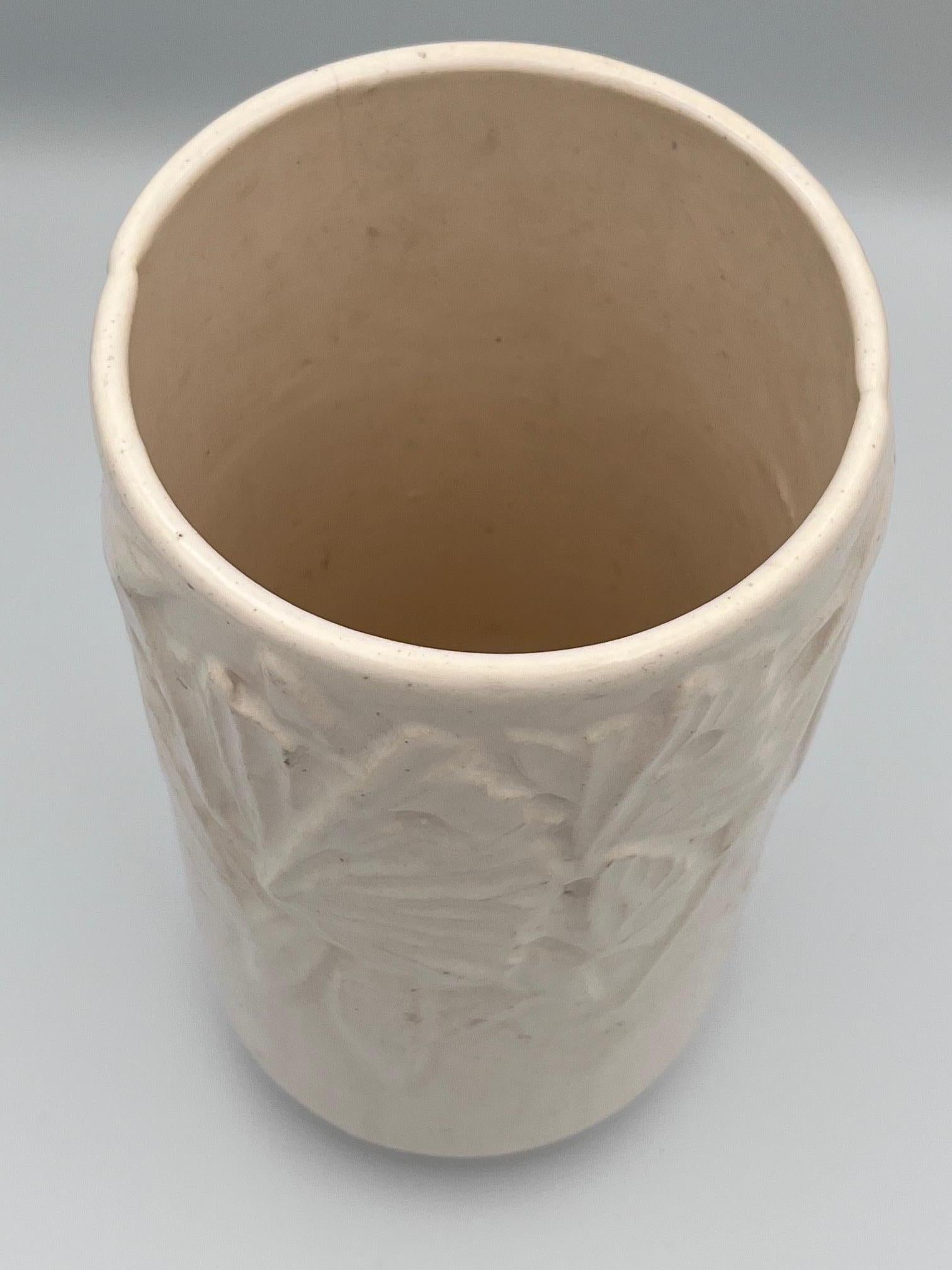 Vaso in ceramica a farfalla McCoy grande del 1940, di colore bianco in vendita 1