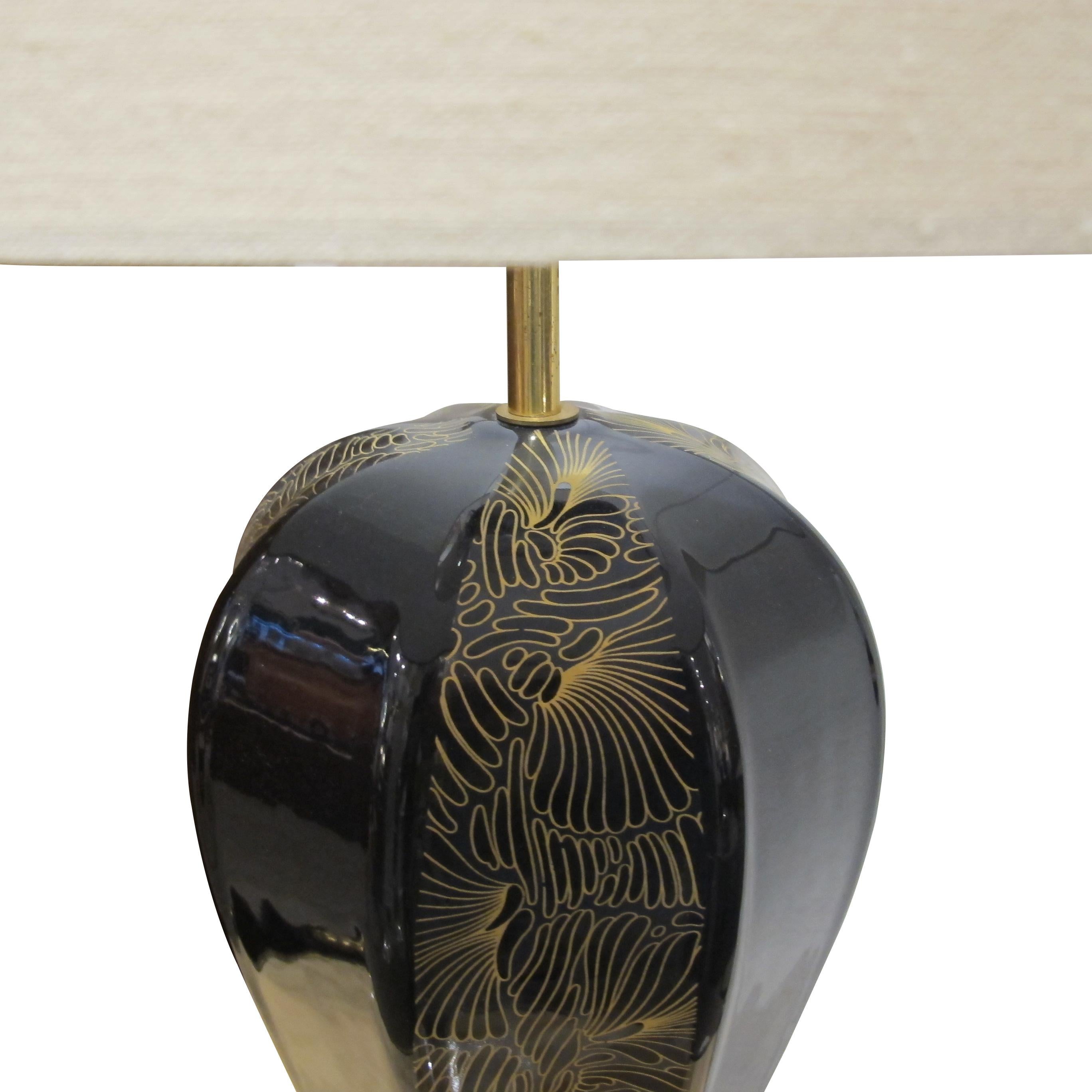 1940er Jahre Großes Paar schwarz-goldene Keramik-Tischlampen, italienisch (Mitte des 20. Jahrhunderts) im Angebot