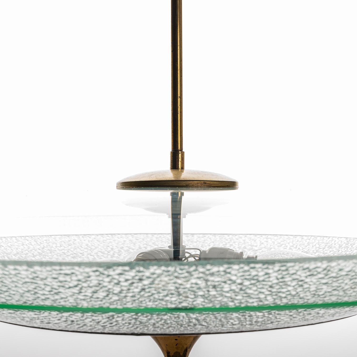 Italiano Ciondolo grande in vetro satinato e ottone del 1940 di Fontana Arte in vendita
