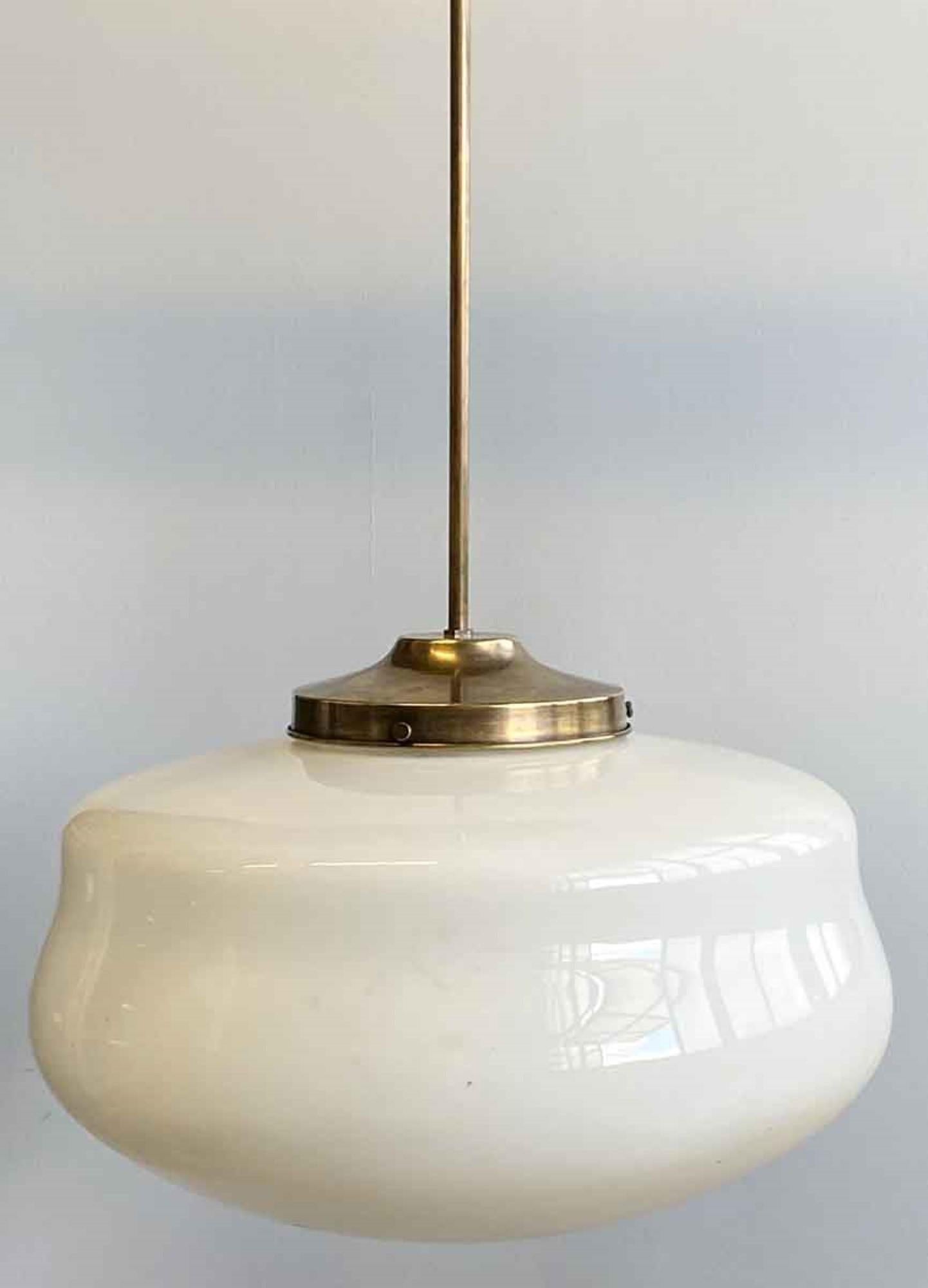 Americano Lampada a sospensione a globo in ottone con palo in ottone del 1940