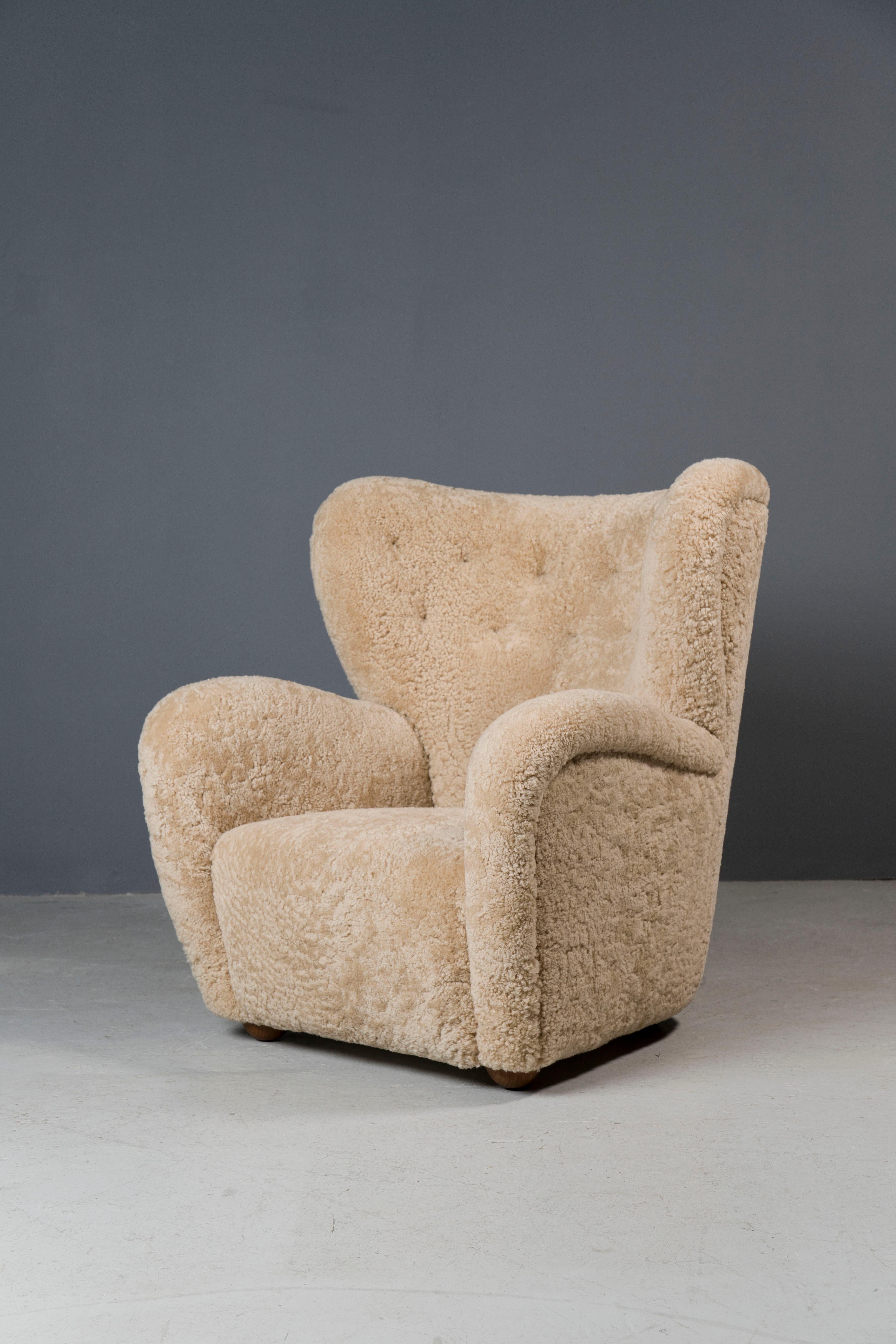 Swedish vintage 1940s sculptural longe chair, newly upholstered in Australian
shearling hides with brown leather buttons.

Gorgeous form, extreme comfort.