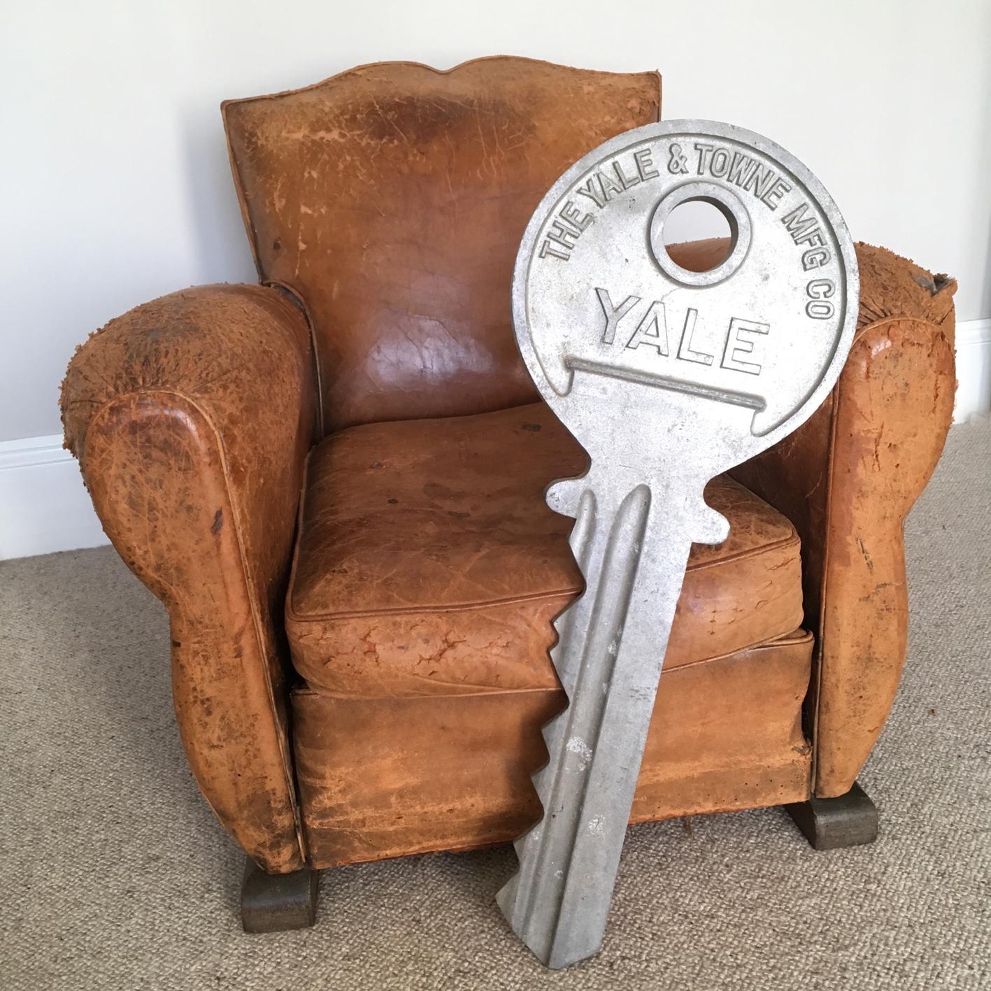 A large cast metal advertising key sign for the Yale & Towne Mfg Co (Yale).

This sign would have been either hung outside or inside the key cutting shop to advertise.

circa 1940s-1950s.

England.
Cast aluminium

Measures: Height 77.5cm
