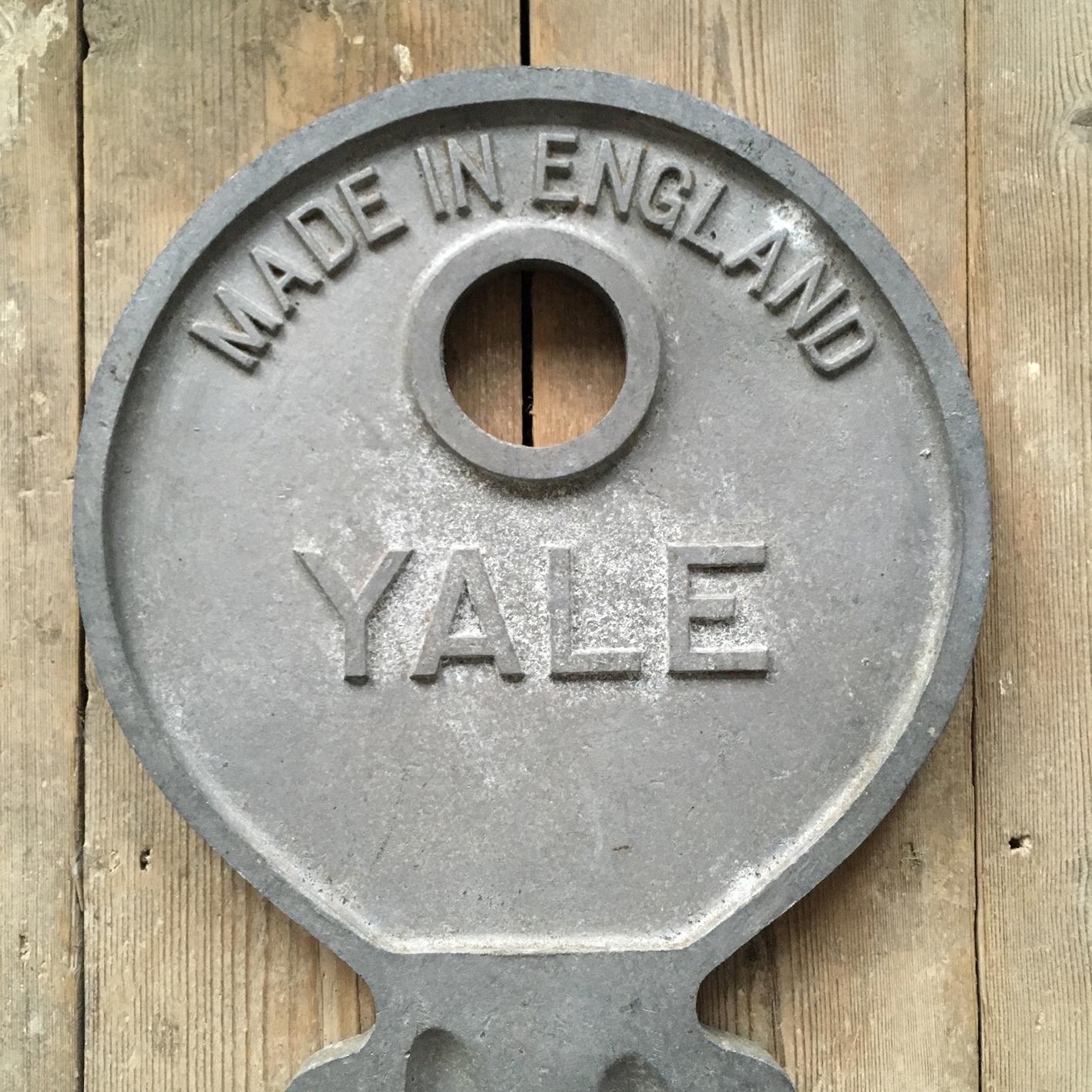 1940s Large Yale Advertising Key Trade Sign In Good Condition In Hastings, GB