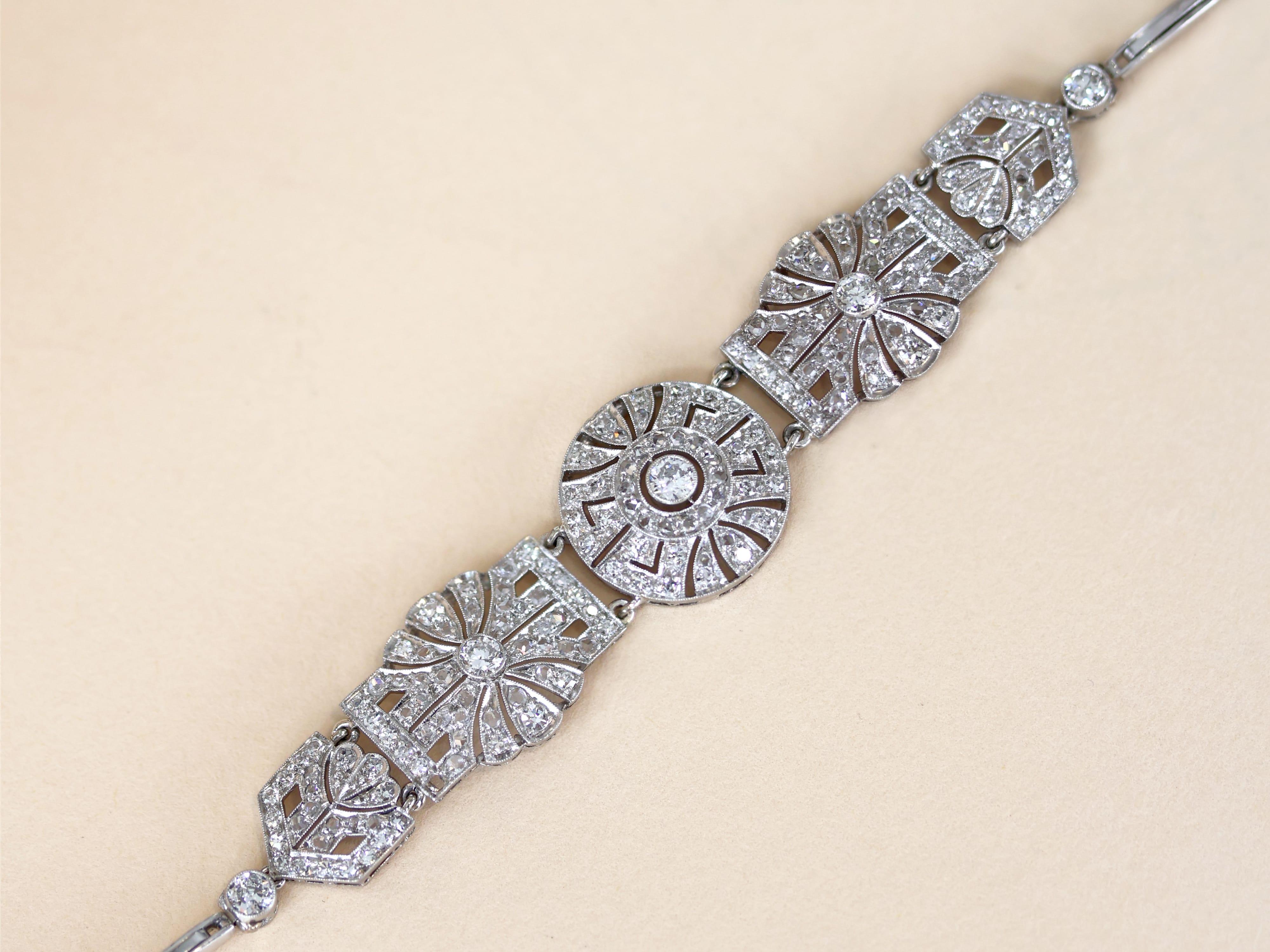 Uno splendido bracciale vintage Art Deco degli anni '40 con 4,48 carati di diamanti e platino; fa parte delle nostre diverse collezioni di gioielli d'epoca e di estate Jewelry Collection.

Questo splendido bracciale di diamanti, raffinato e di