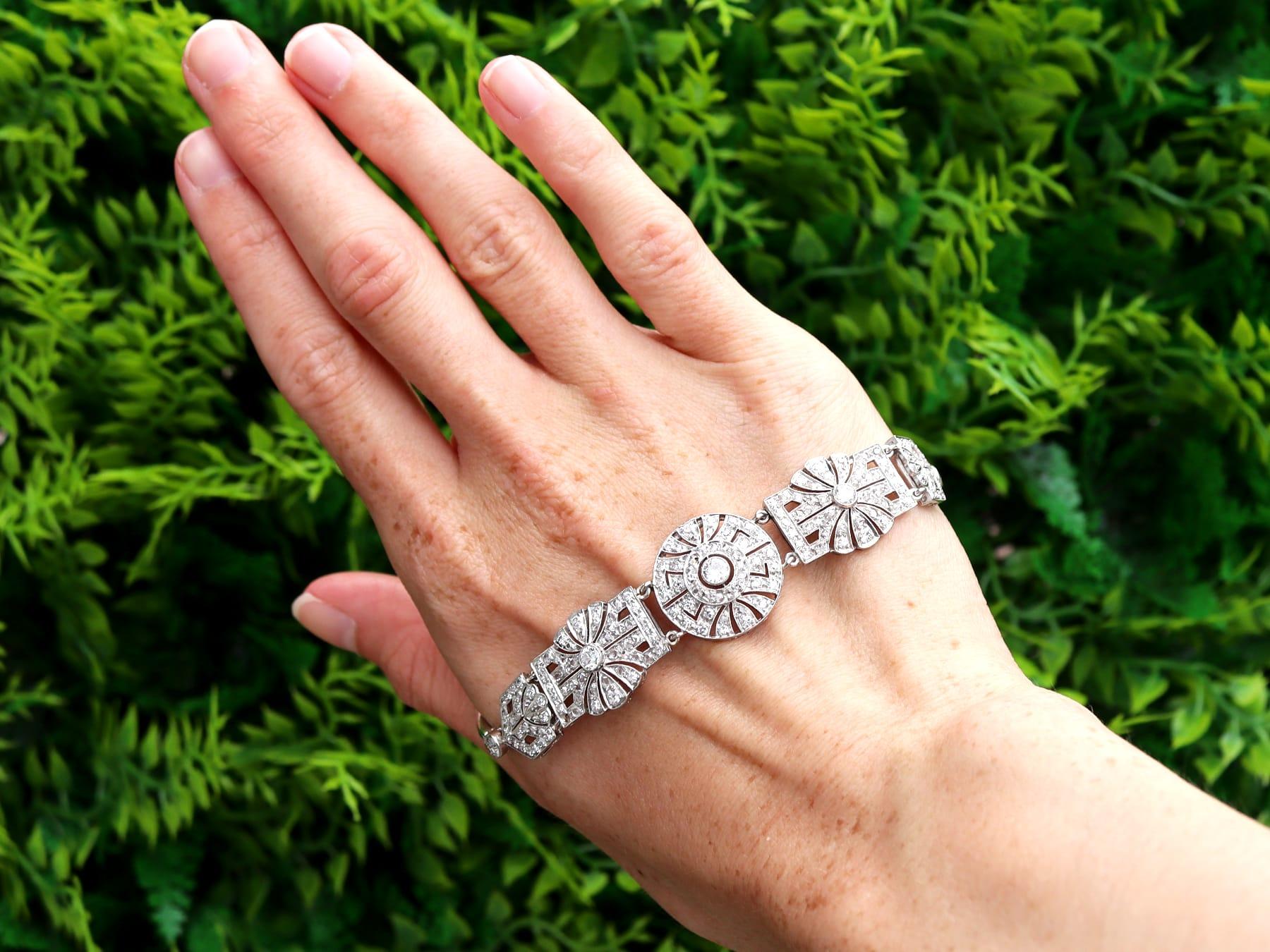 Un superbe bracelet en platine et diamants de 4,48 carats de style Art Deco des années 1940, qui fait partie de notre collection de bijoux vintage et de bijoux de succession.

Ce magnifique bracelet en diamant, fin et impressionnant, a été réalisé