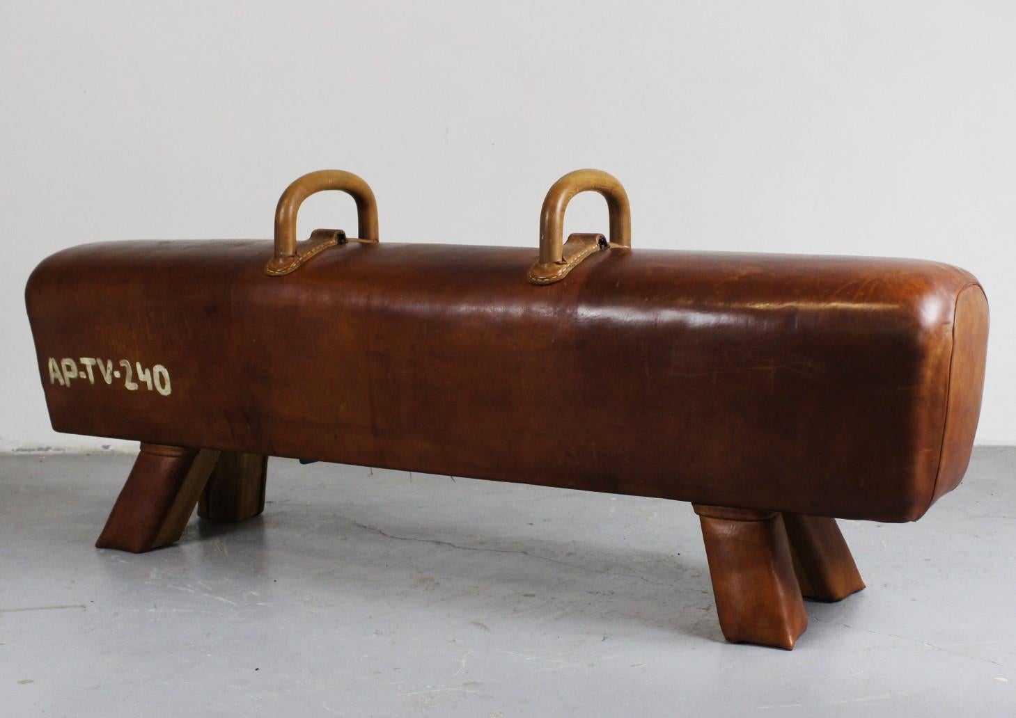 Leather gym pommel horse bench with handles, from the 1940s. The bench is in very good condition, nice patina.