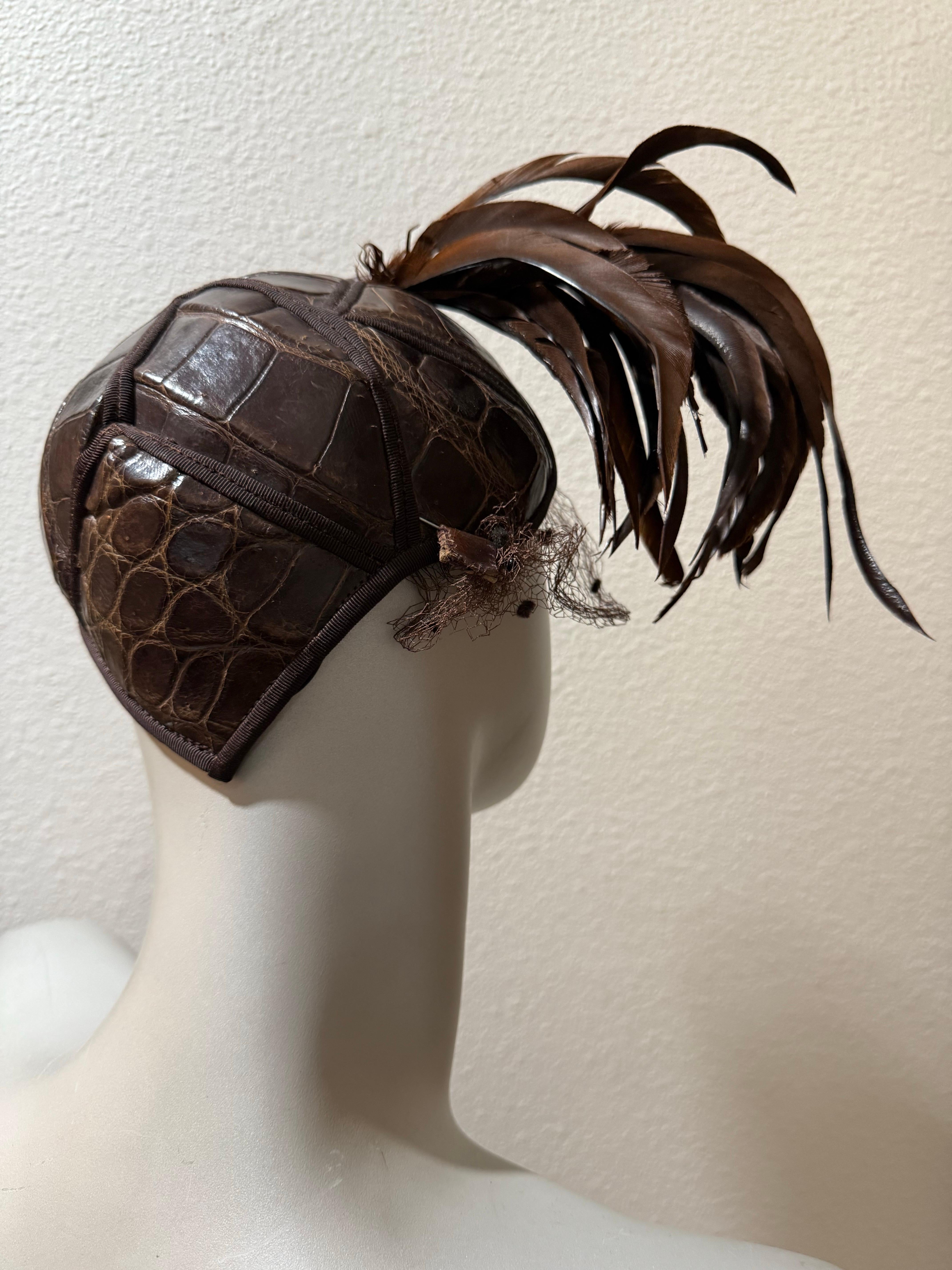 Sombrero de cocodrilo auténtico esculpido de color marrón chocolate de Lederer de los años 40 con un enorme rocío de plumas a un lado:  Ribeteada con cinta de grosgrain y forrada con tafetán a juego.  Por si fuera poco, también tiene un dramático