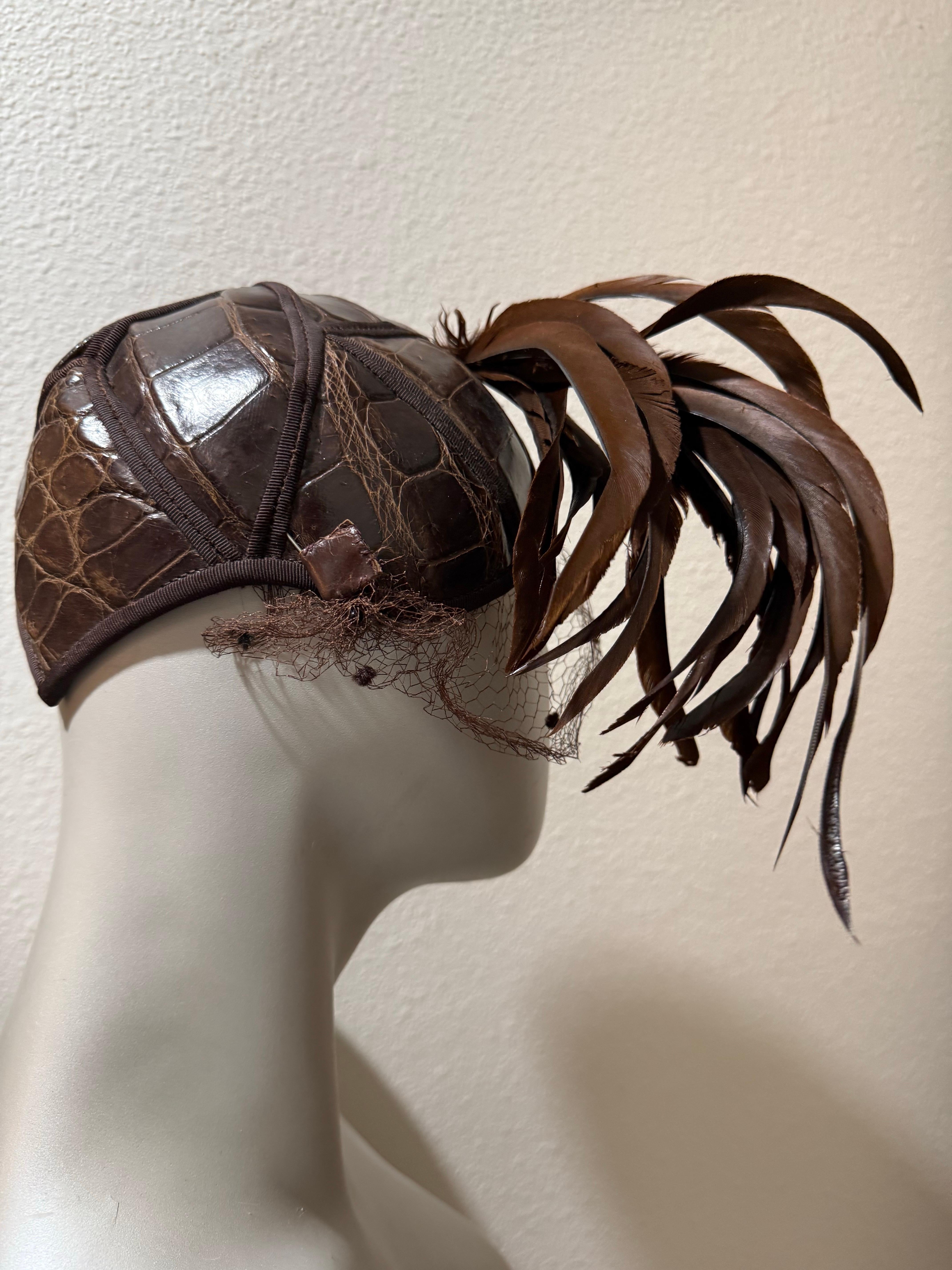 De las mujeres 1940s Lederer Sombrero de aligátor genuino marrón chocolate con enorme rocío de plumas a un lado en venta