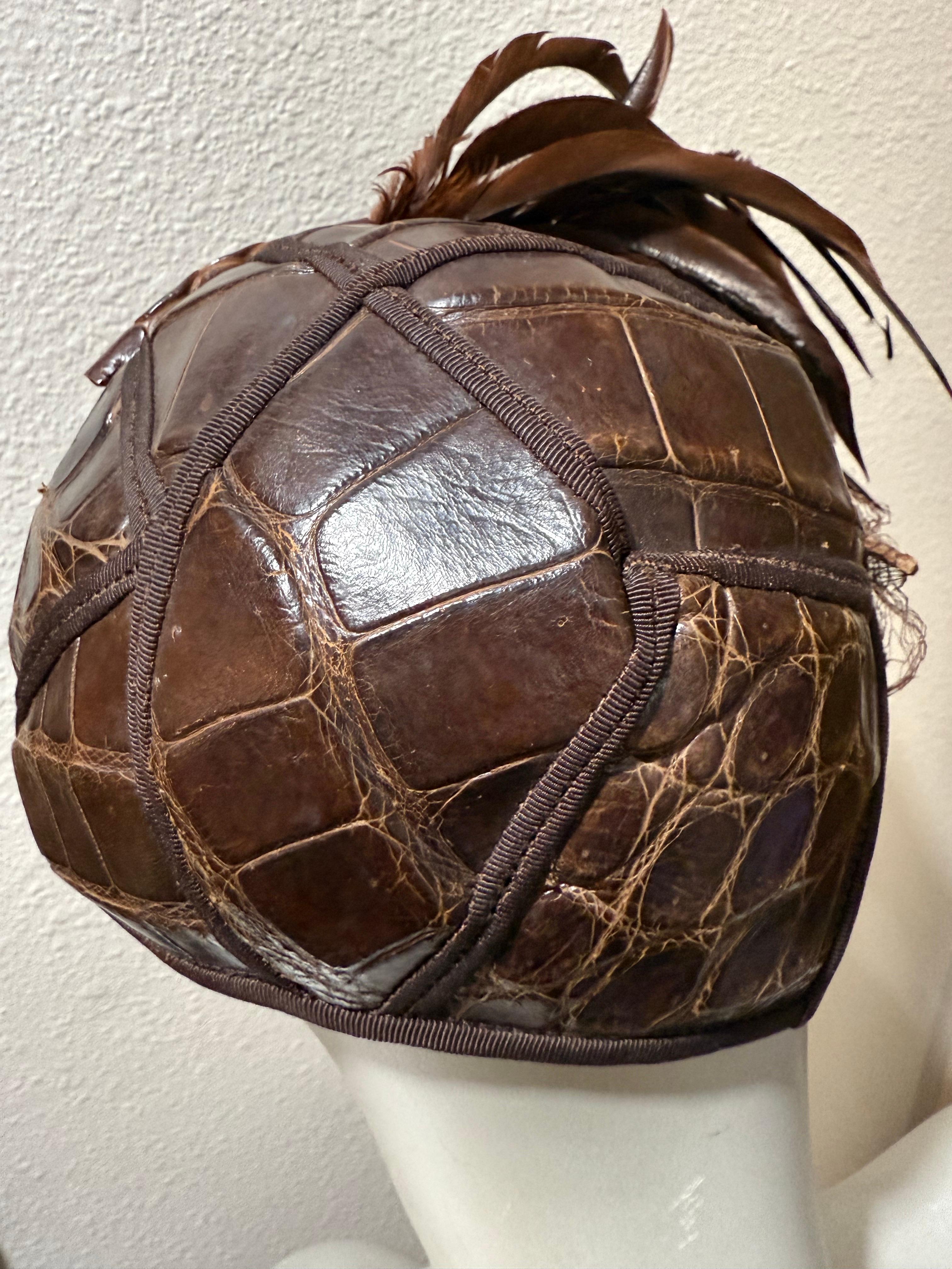 1940s Lederer Sombrero de aligátor genuino marrón chocolate con enorme rocío de plumas a un lado en venta 2