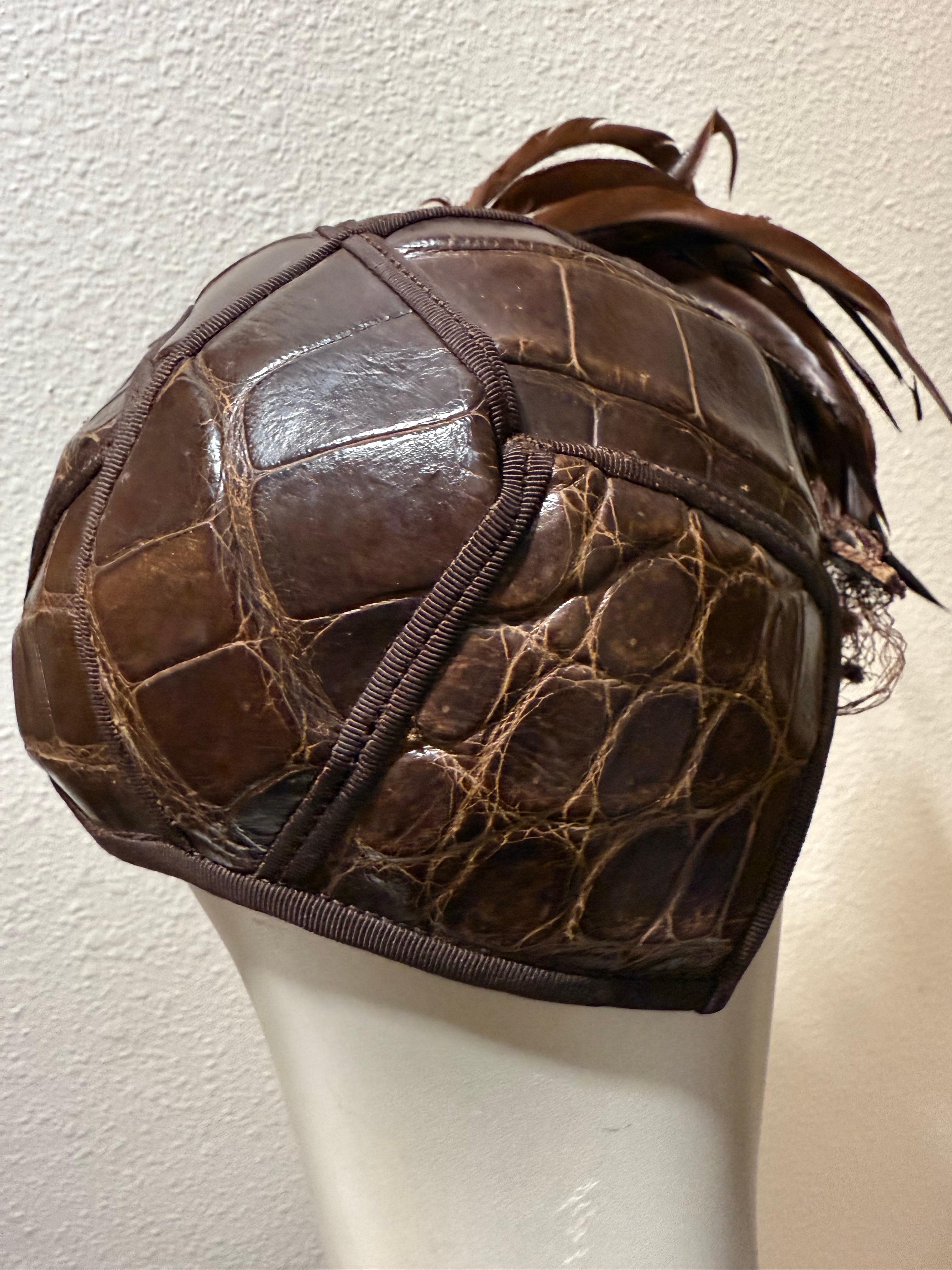 1940s Lederer Sombrero de aligátor genuino marrón chocolate con enorme rocío de plumas a un lado en venta 4