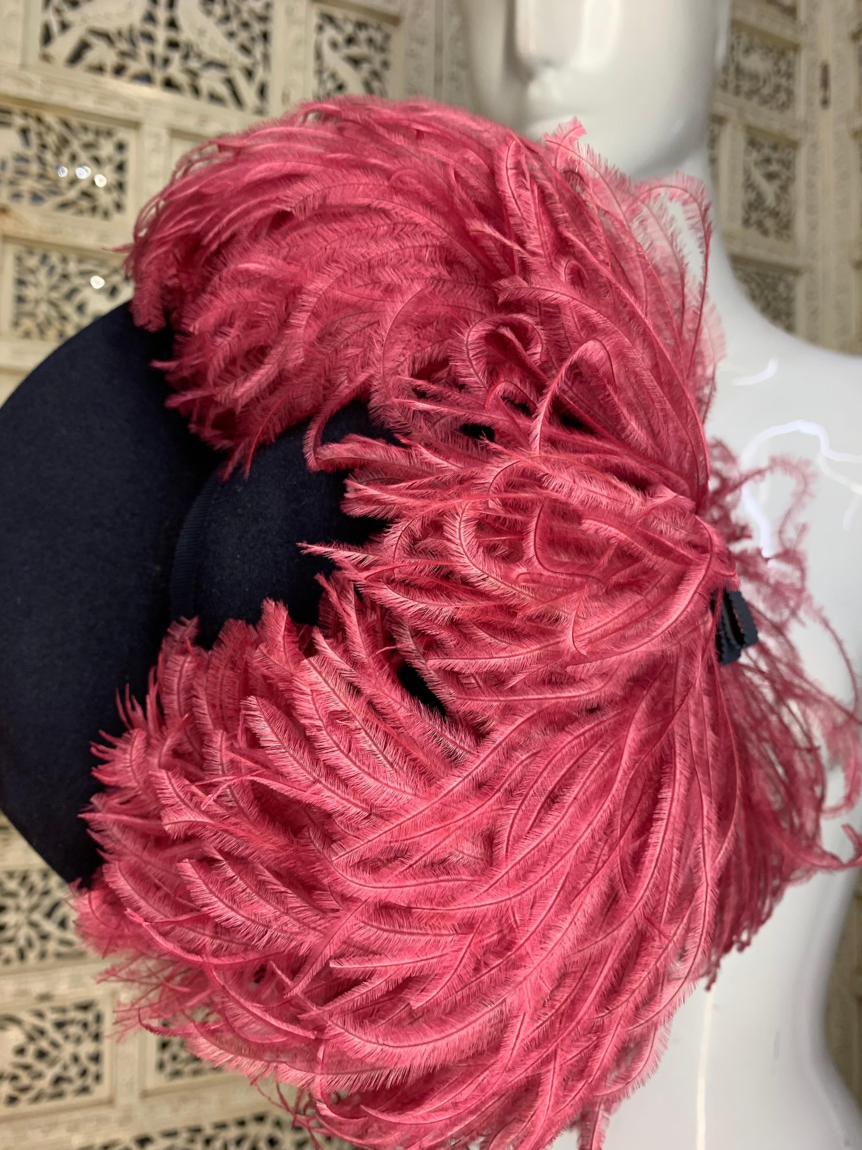 1940s Leslie James Navy Blue Felt Tilt Hat w Large Pink Ostrich Plumes  For Sale 11