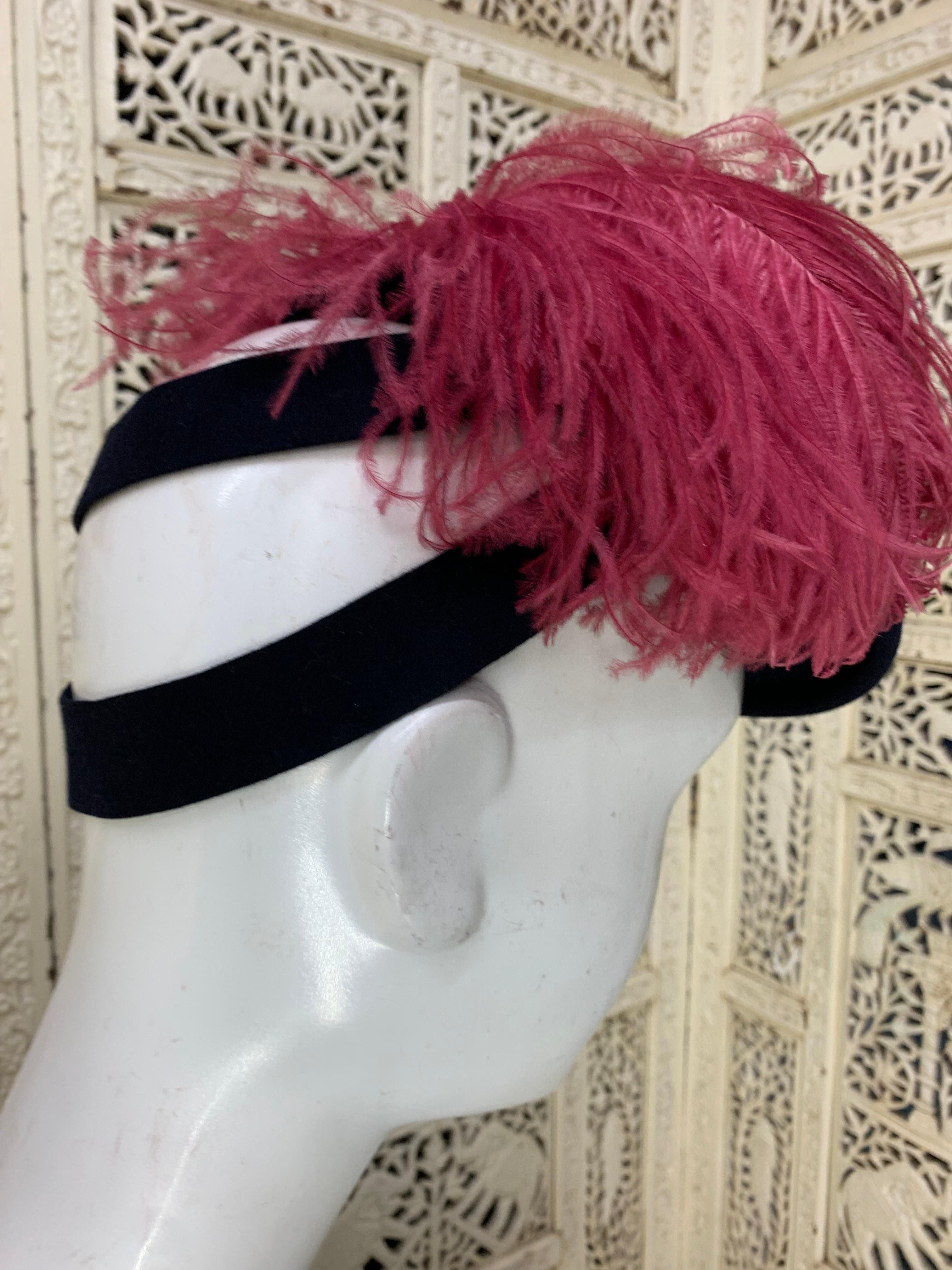 Leslie James, chapeau basculant bleu marine avec grand plumes d'autruche roses, années 1940 Excellent état - En vente à Gresham, OR