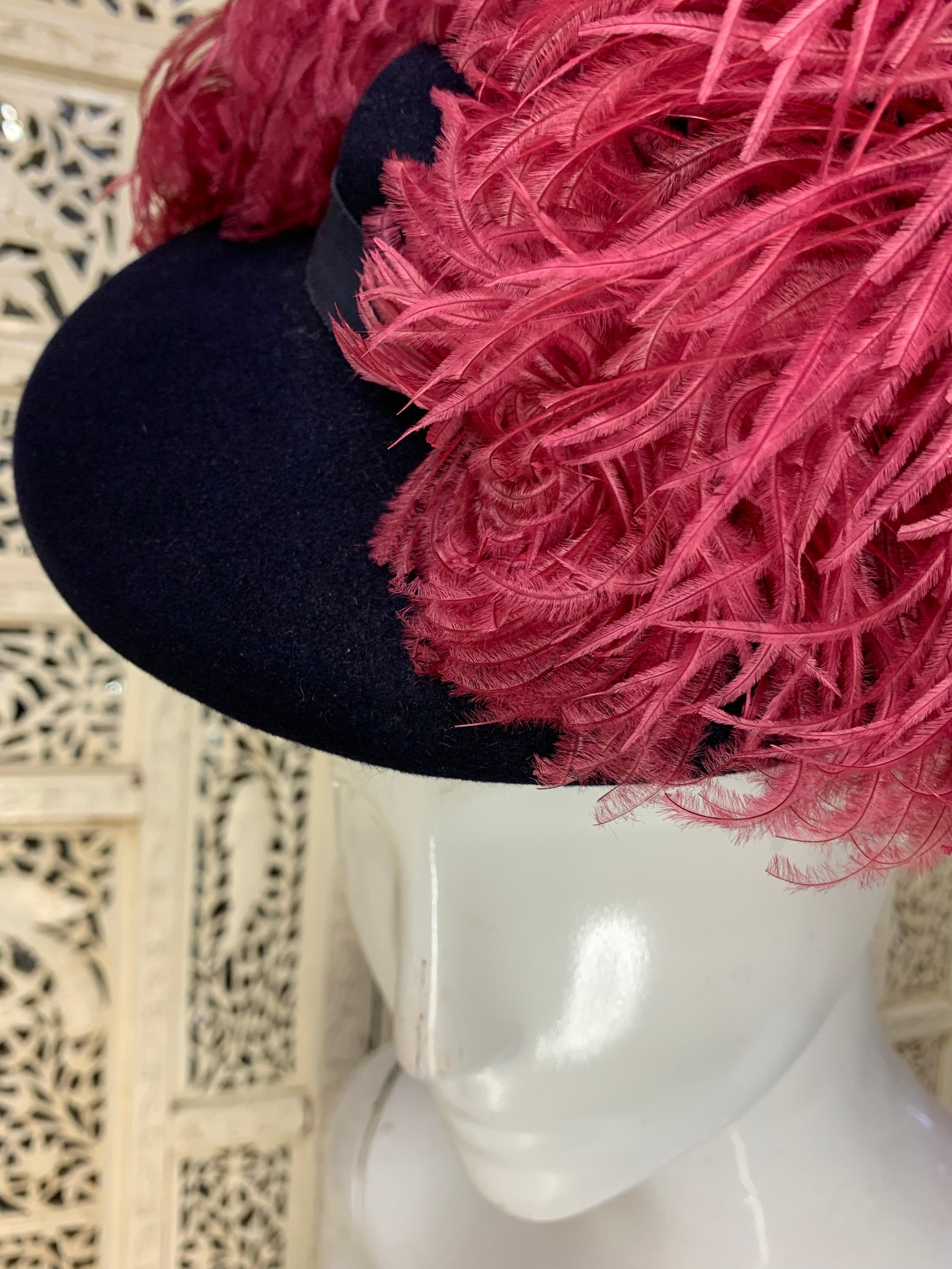Leslie James, chapeau basculant bleu marine avec grand plumes d'autruche roses, années 1940  en vente 5
