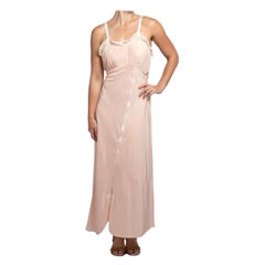 1940S Light Pink Bias Cut Rayon With Applique Negligee Lace Trim and Bow Detail (Rayon coupé en biais rose avec bordure de dentelle et nœud)