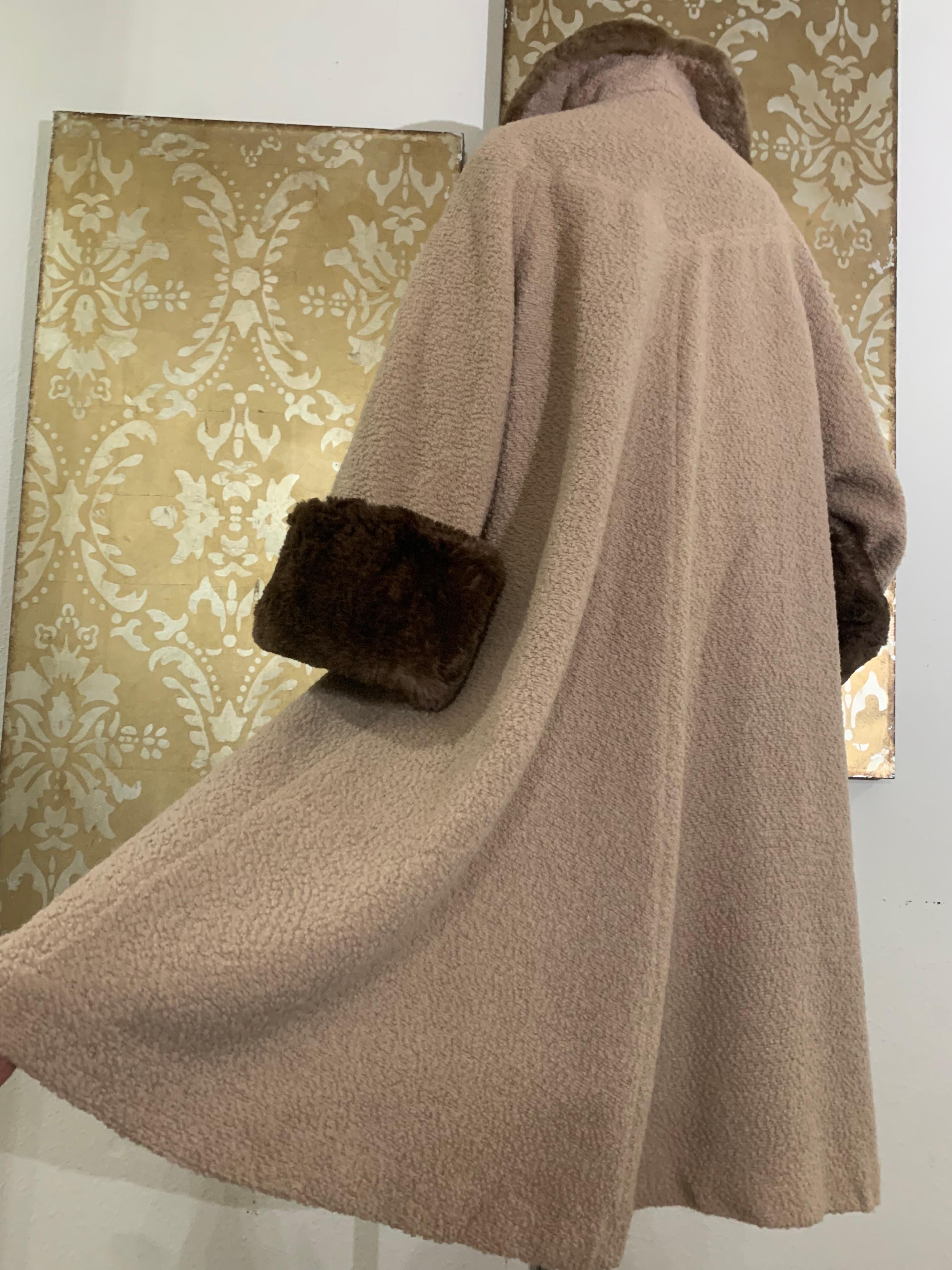 Cappotto Swing lungo in bouclé completo degli anni '40, color taupe chiaro, con colletto e polsini in castoro in vendita 5