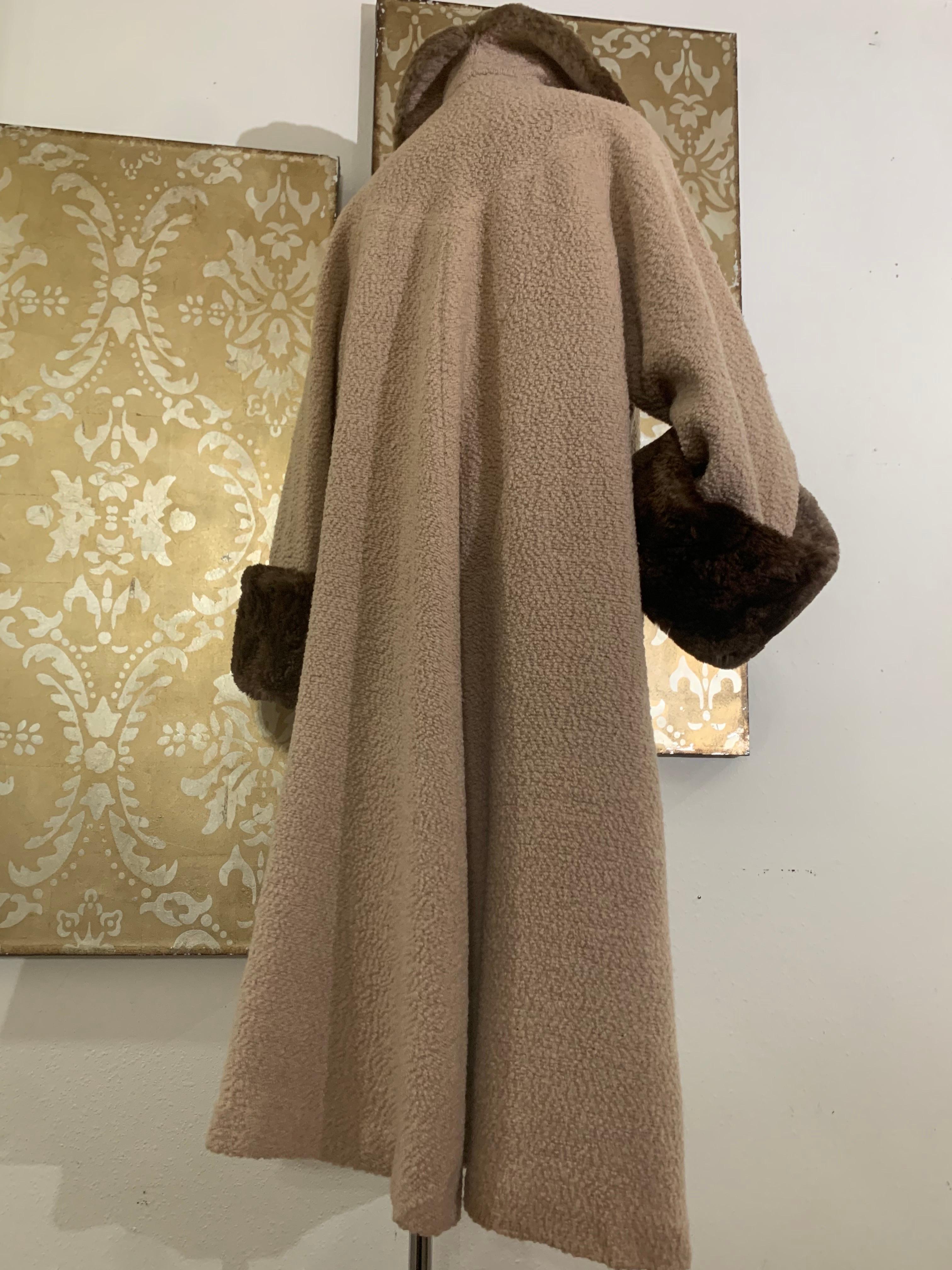Cappotto Swing lungo in bouclé completo degli anni '40, color taupe chiaro, con colletto e polsini in castoro in vendita 7