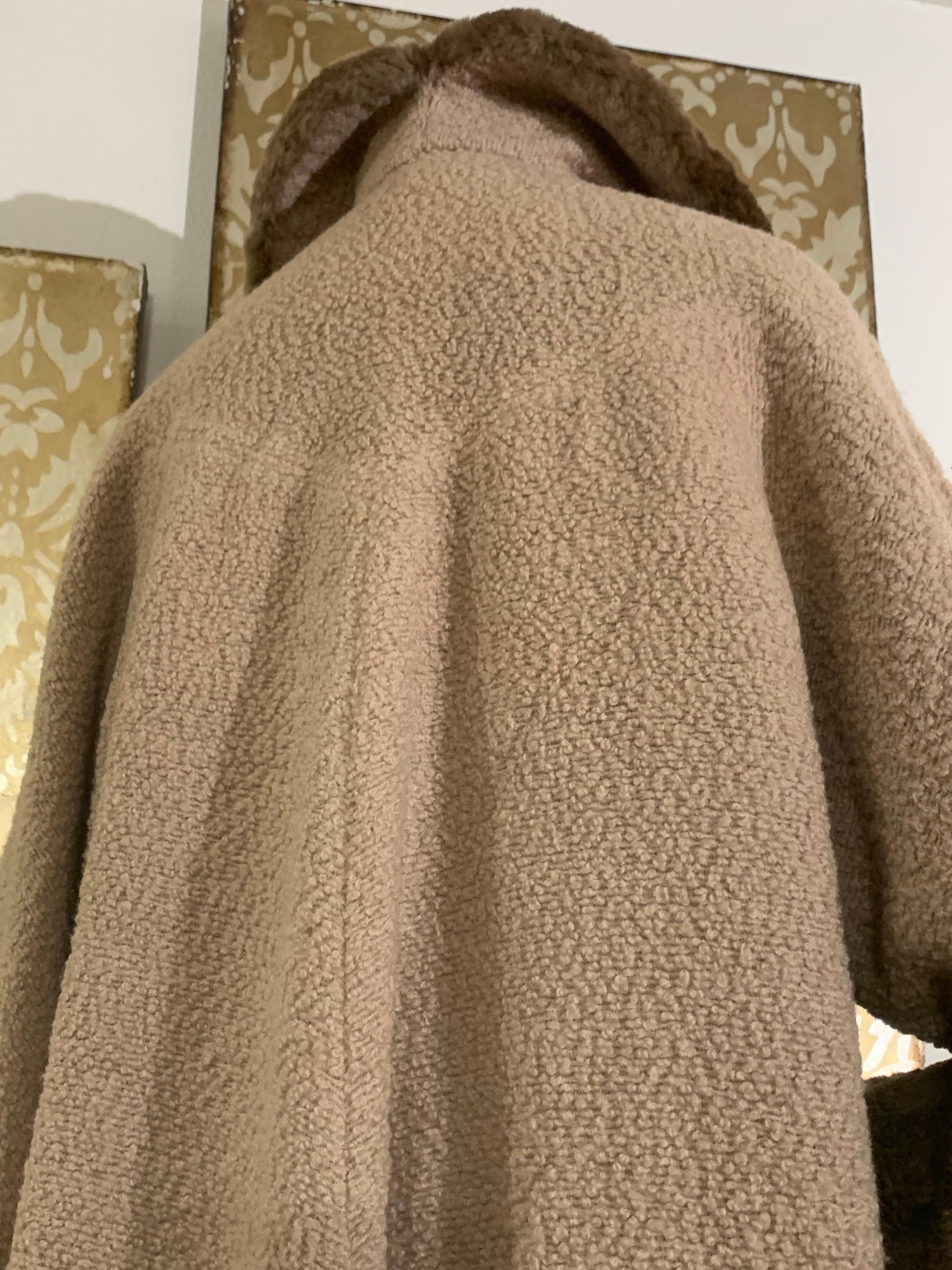 Cappotto Swing lungo in bouclé completo degli anni '40, color taupe chiaro, con colletto e polsini in castoro in vendita 8