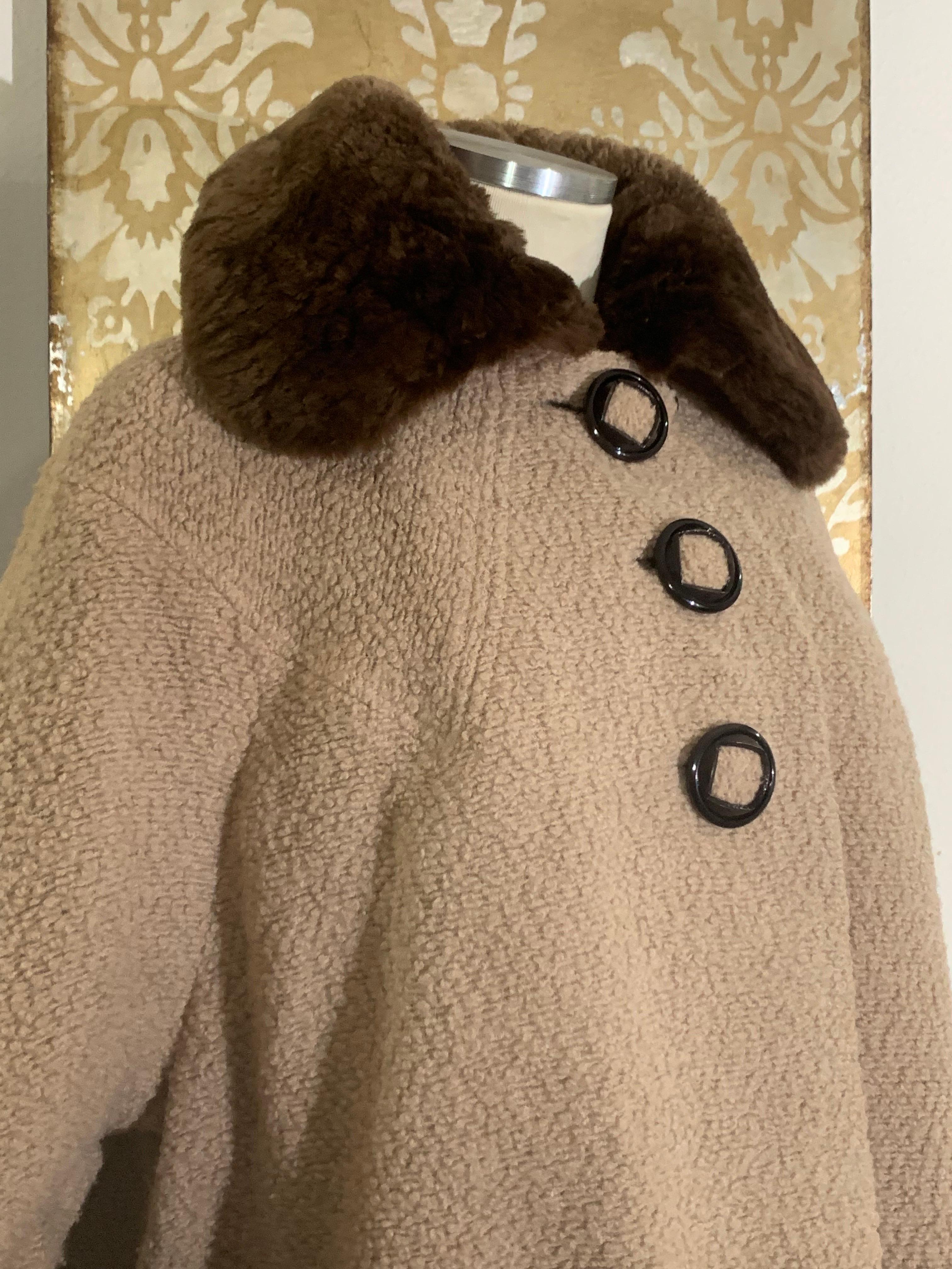 Cappotto Swing lungo in bouclé completo degli anni '40, color taupe chiaro, con colletto e polsini in castoro in vendita 10