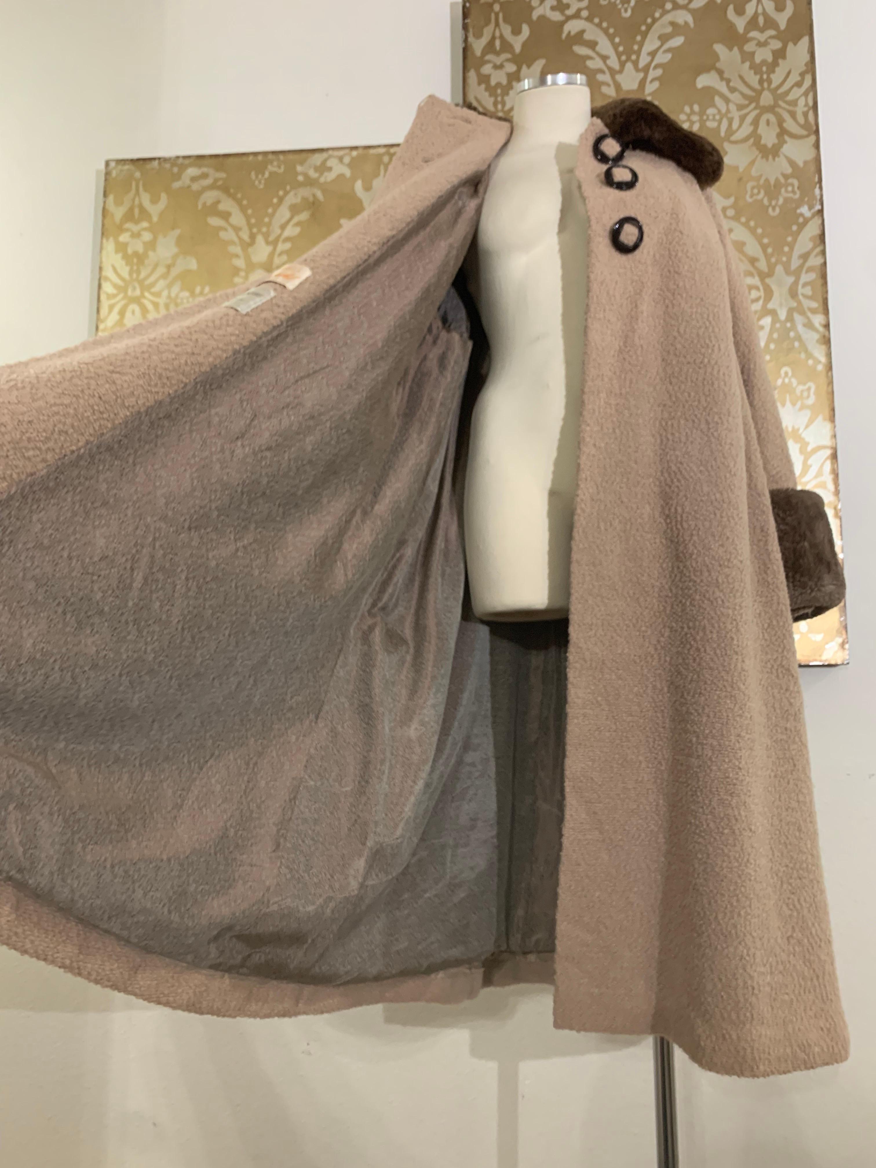 Cappotto Swing lungo in bouclé completo degli anni '40, color taupe chiaro, con colletto e polsini in castoro in vendita 13