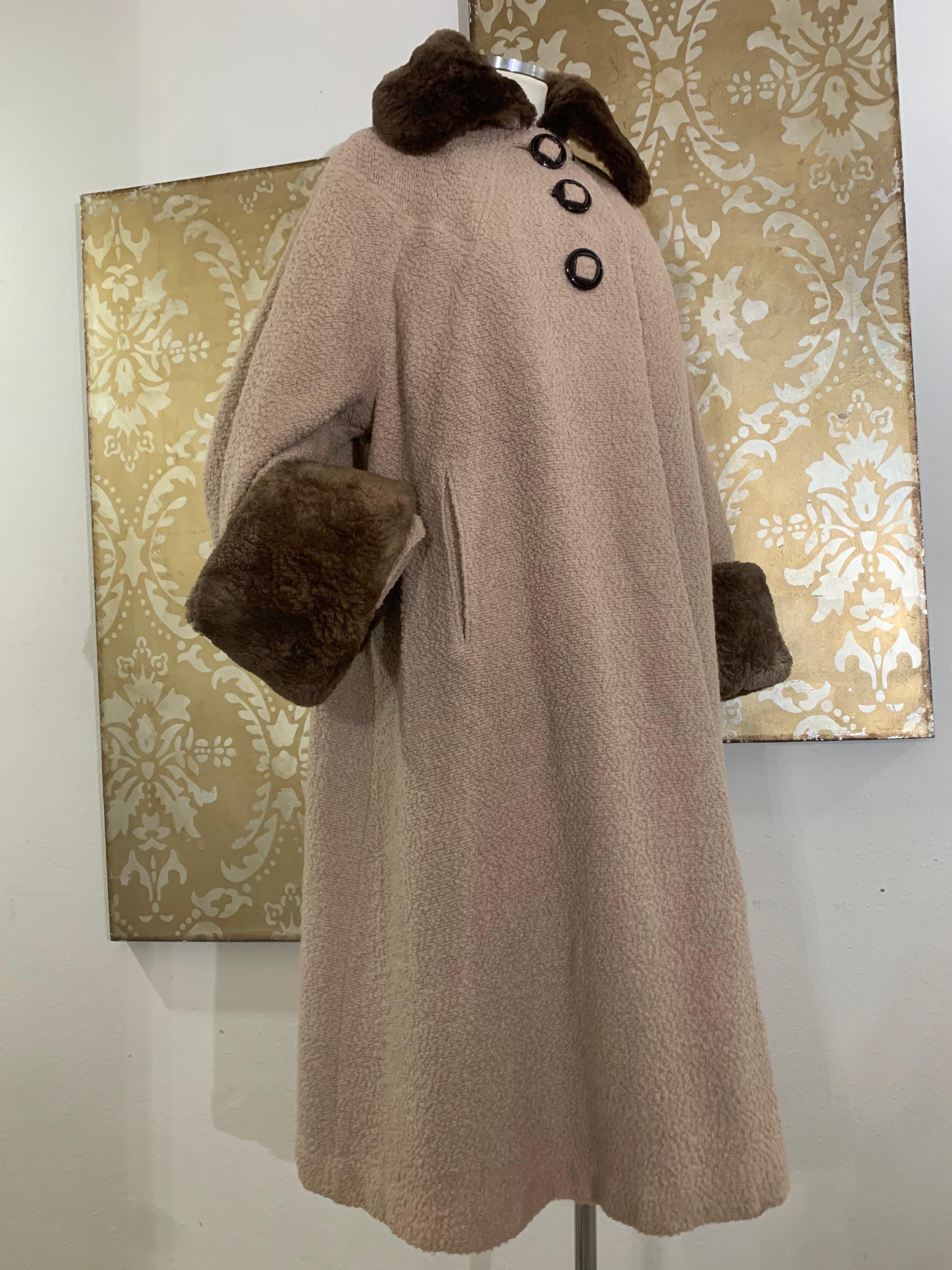 Cappotto Swing lungo in bouclé completo degli anni '40, color taupe chiaro, con colletto e polsini in castoro:  Un favoloso cappotto swing in stile Hollywood anni '40 con polsini e colletto ampi e morbidi. Tre grandi bottoni neri in lucite. Un