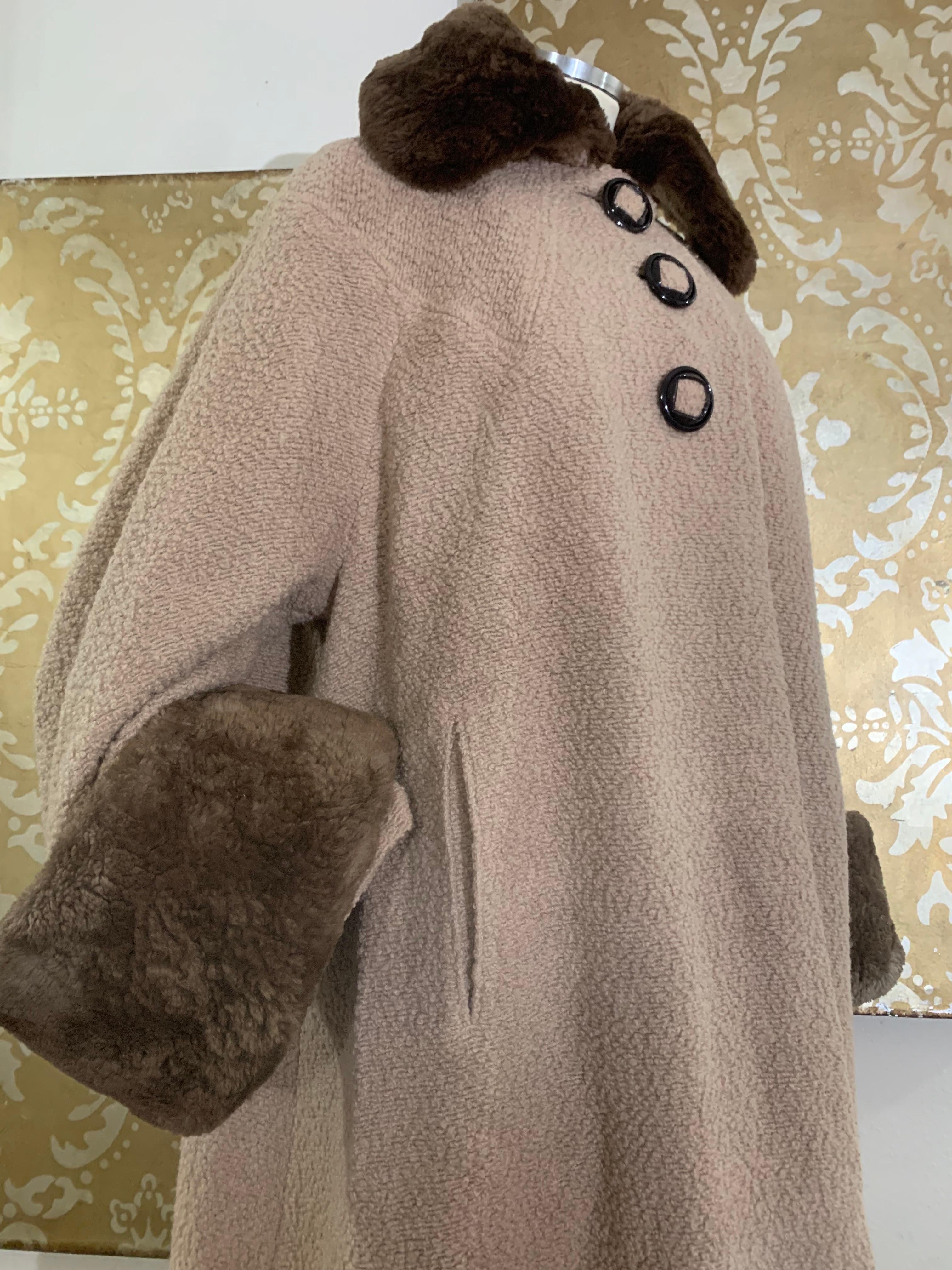 Marrone Cappotto Swing lungo in bouclé completo degli anni '40, color taupe chiaro, con colletto e polsini in castoro in vendita