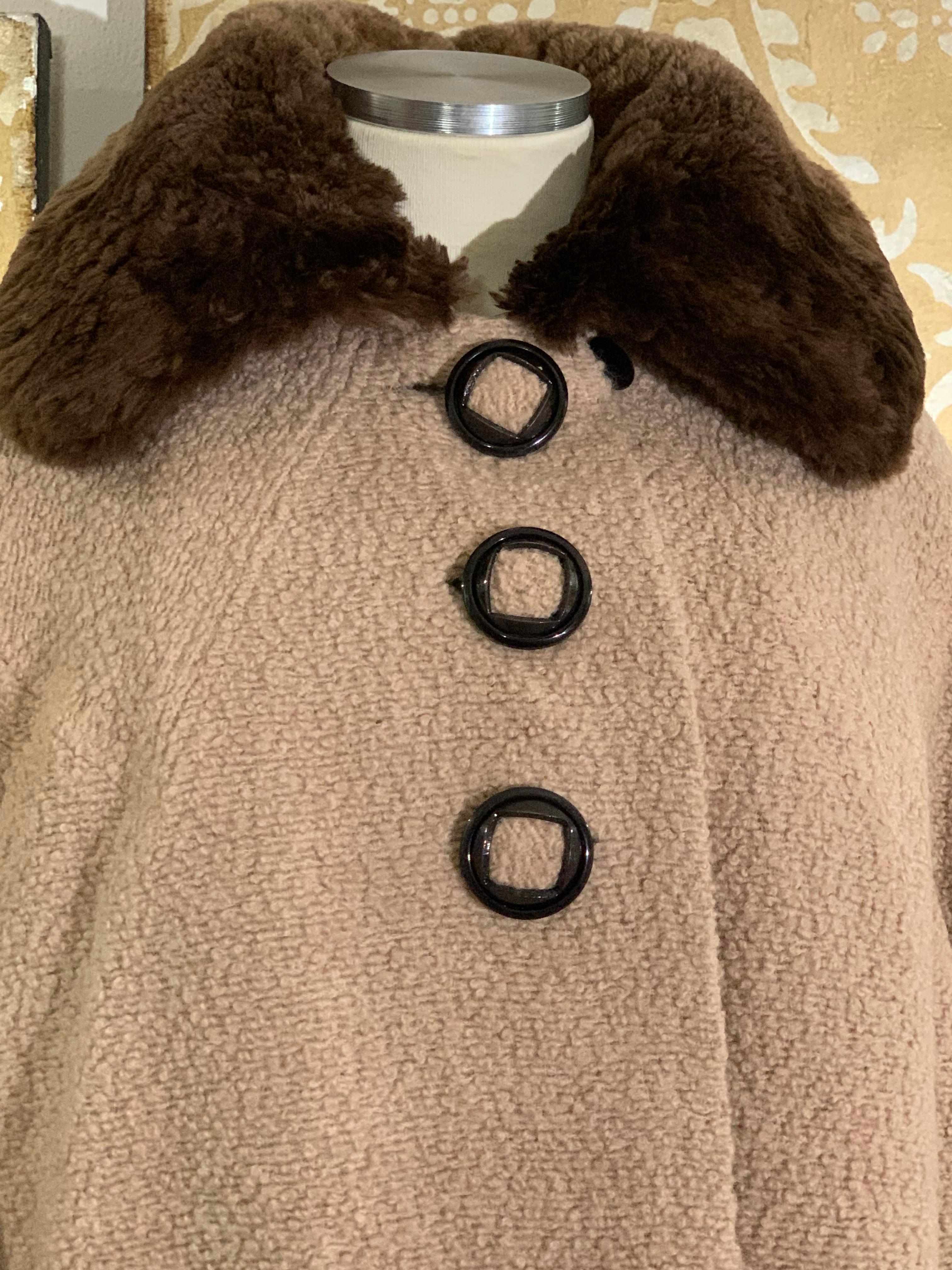 Donna Cappotto Swing lungo in bouclé completo degli anni '40, color taupe chiaro, con colletto e polsini in castoro in vendita
