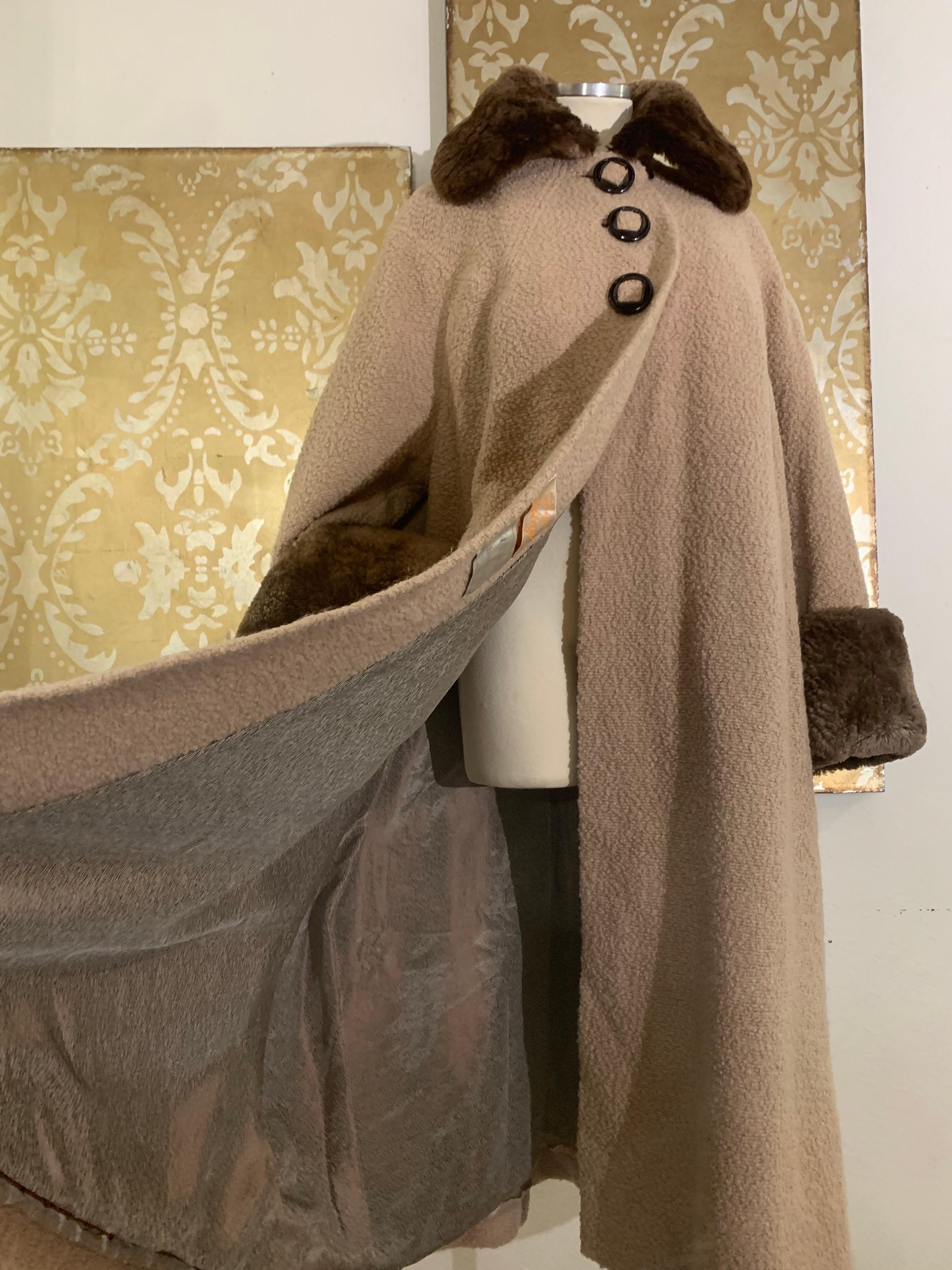 Cappotto Swing lungo in bouclé completo degli anni '40, color taupe chiaro, con colletto e polsini in castoro in vendita 1