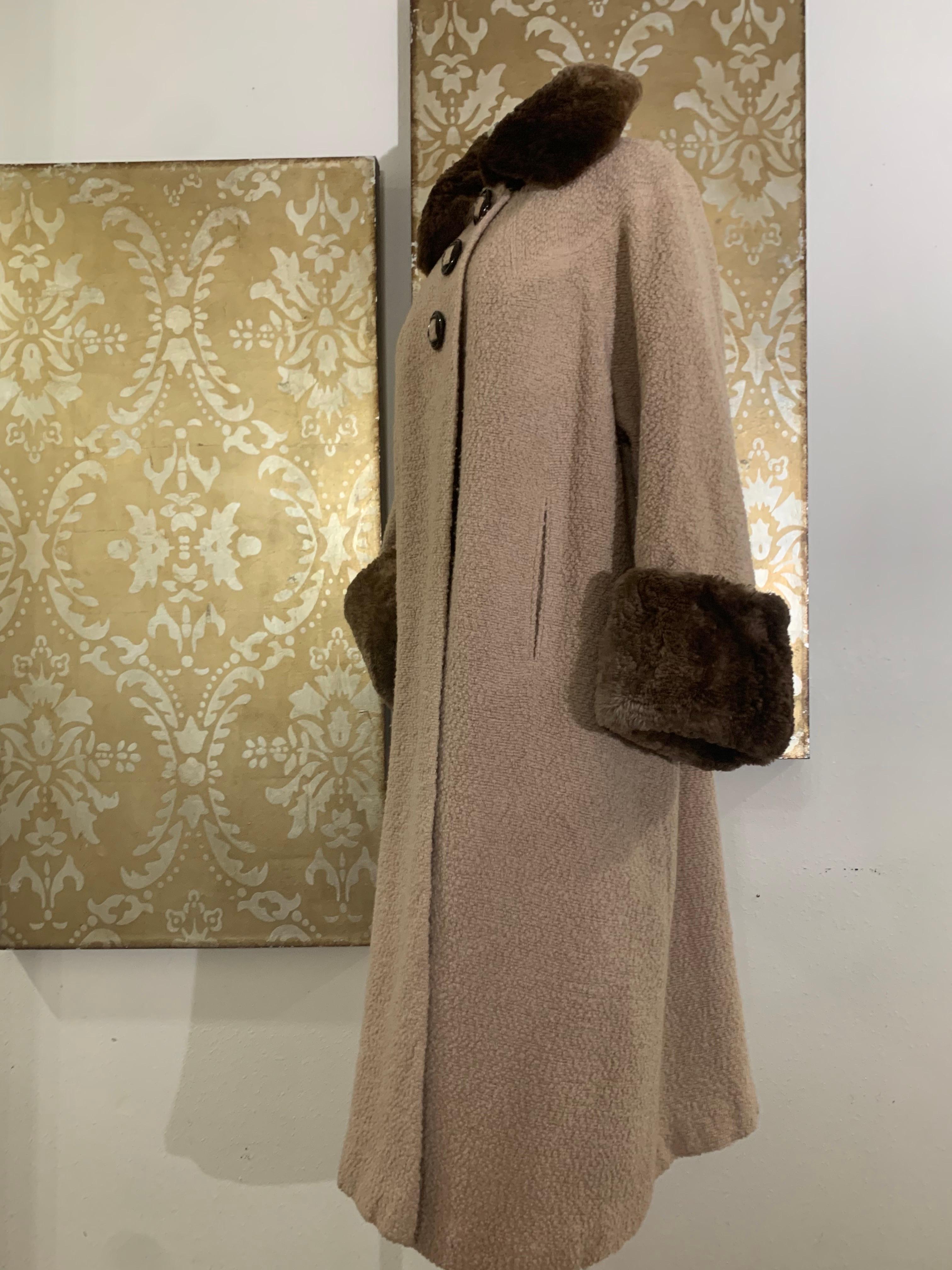 Cappotto Swing lungo in bouclé completo degli anni '40, color taupe chiaro, con colletto e polsini in castoro in vendita 3