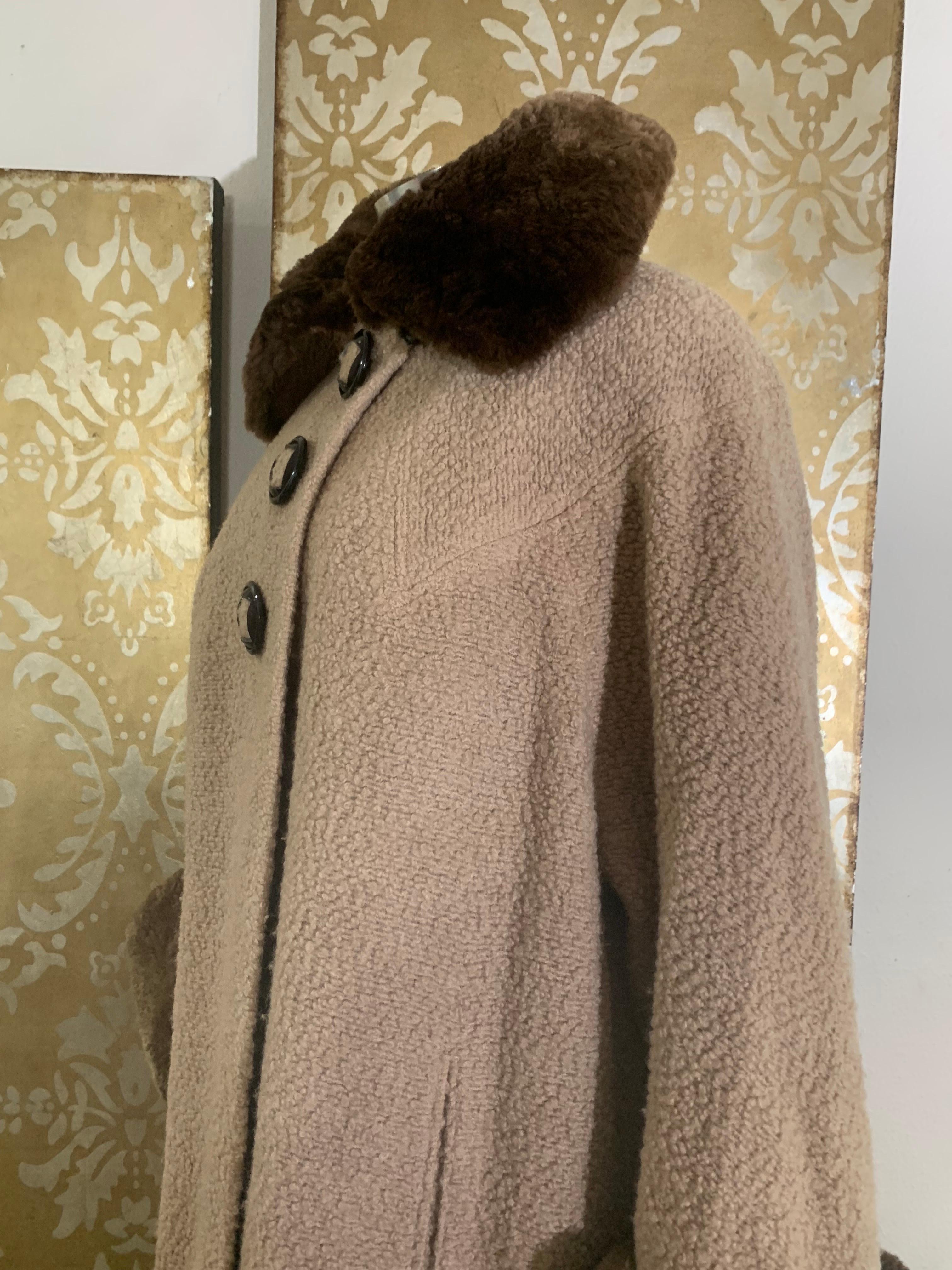 Cappotto Swing lungo in bouclé completo degli anni '40, color taupe chiaro, con colletto e polsini in castoro in vendita 4