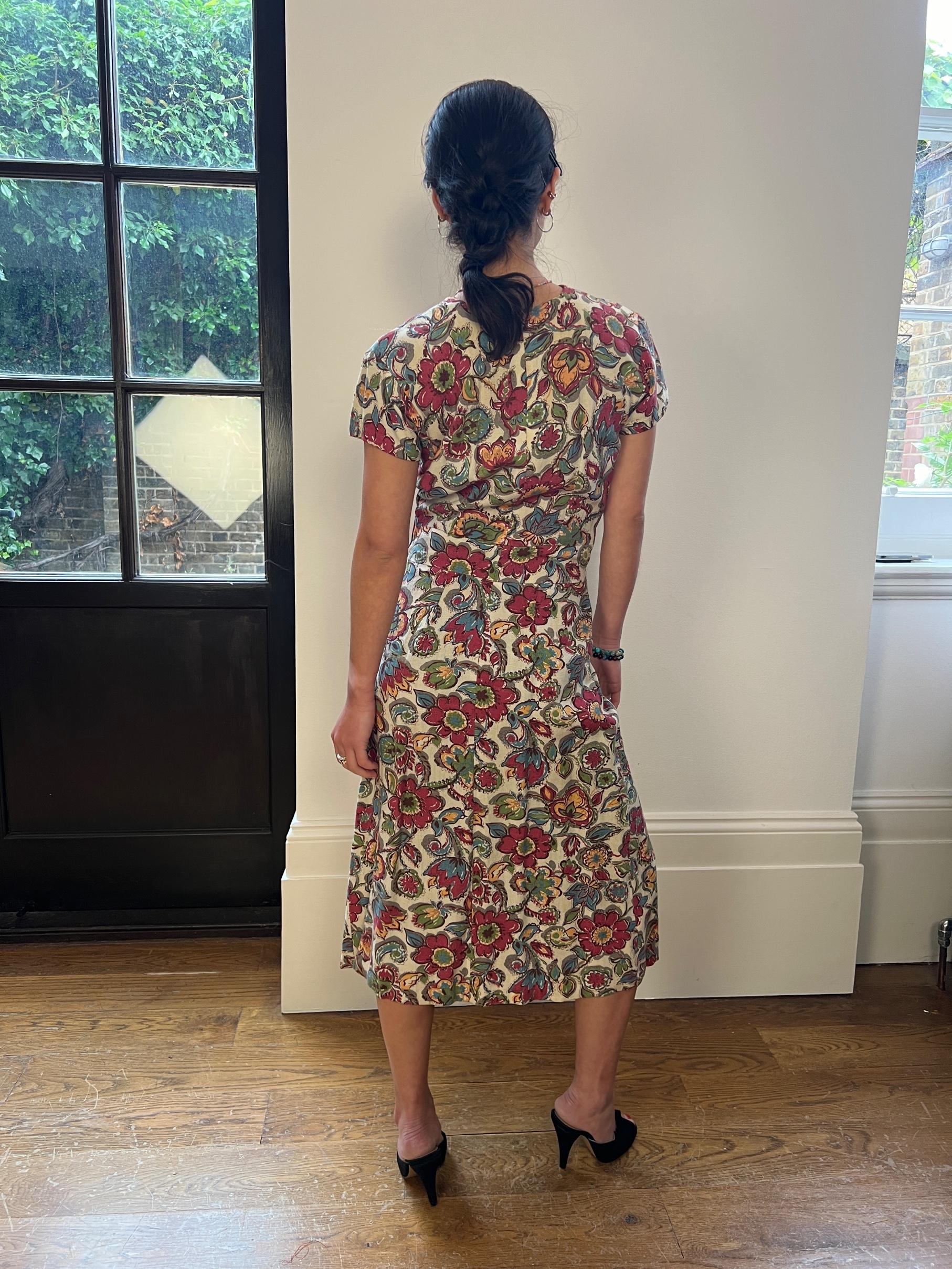 1940s Linen Floral Sweetheart Neckline Dress For Sale 1