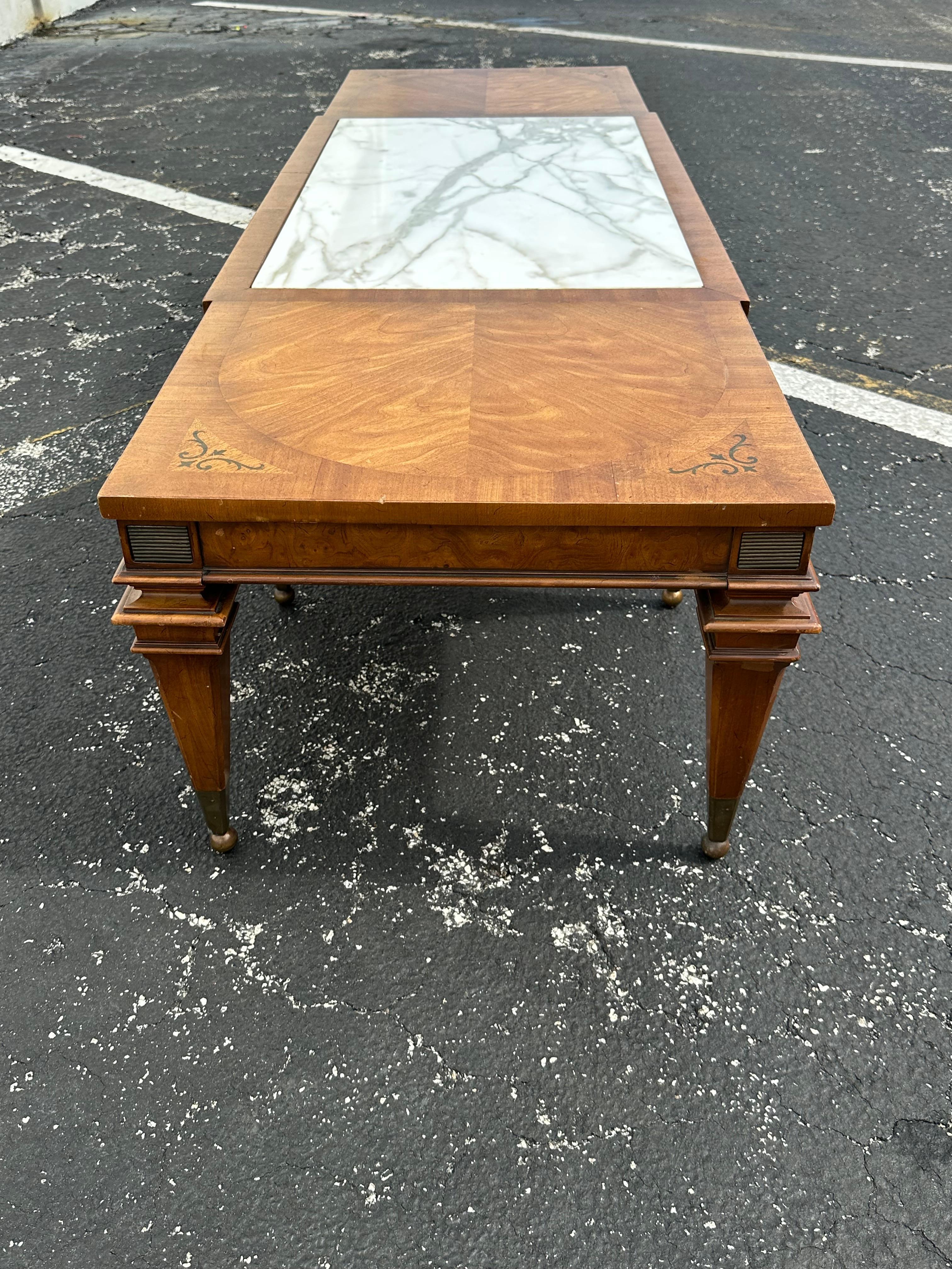 Table basse de style néoclassique Weiman Legged en bois de marbre blanc et laiton en vente 3