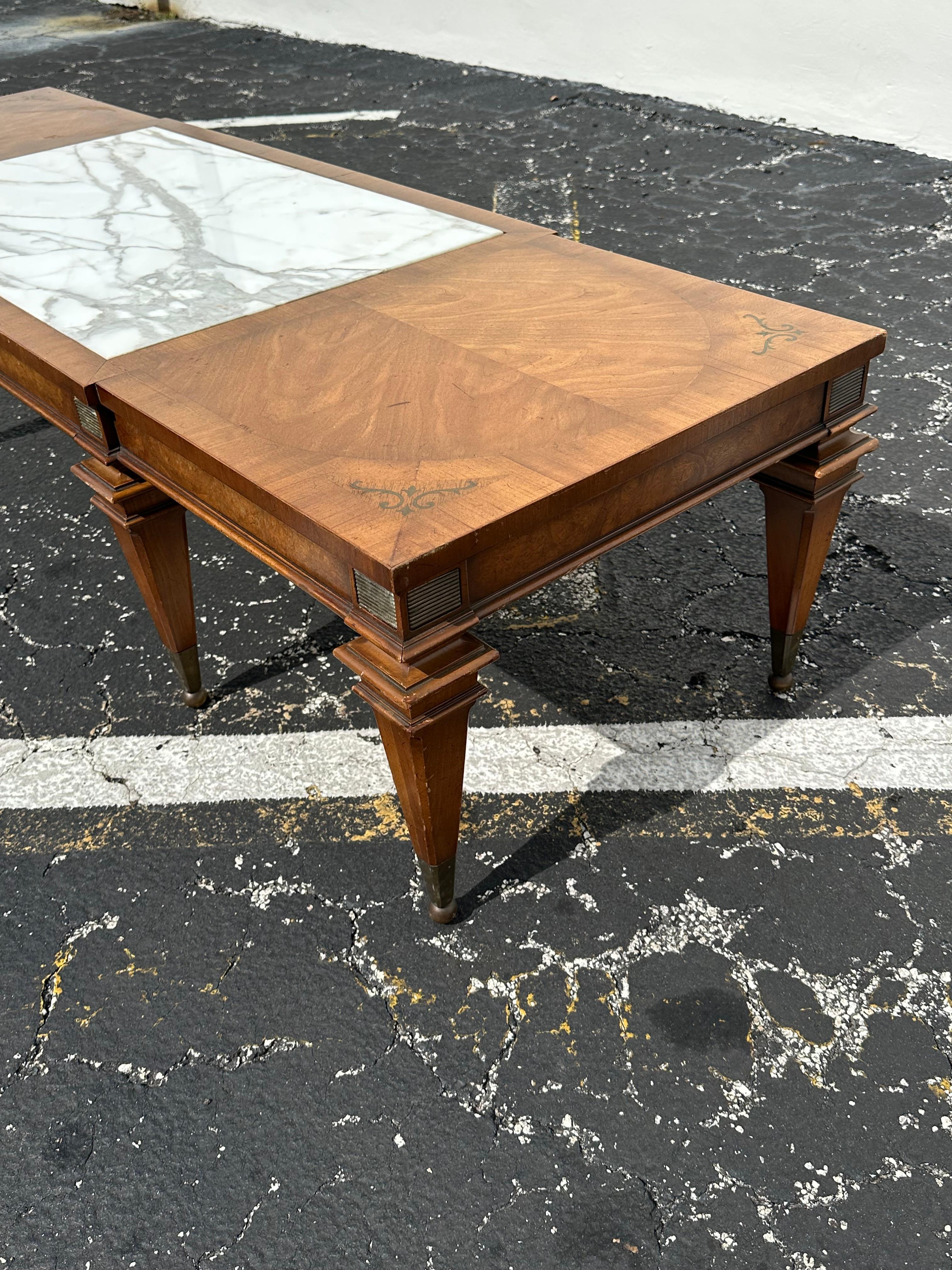 Table basse de style néoclassique Weiman Legged en bois de marbre blanc et laiton en vente 4
