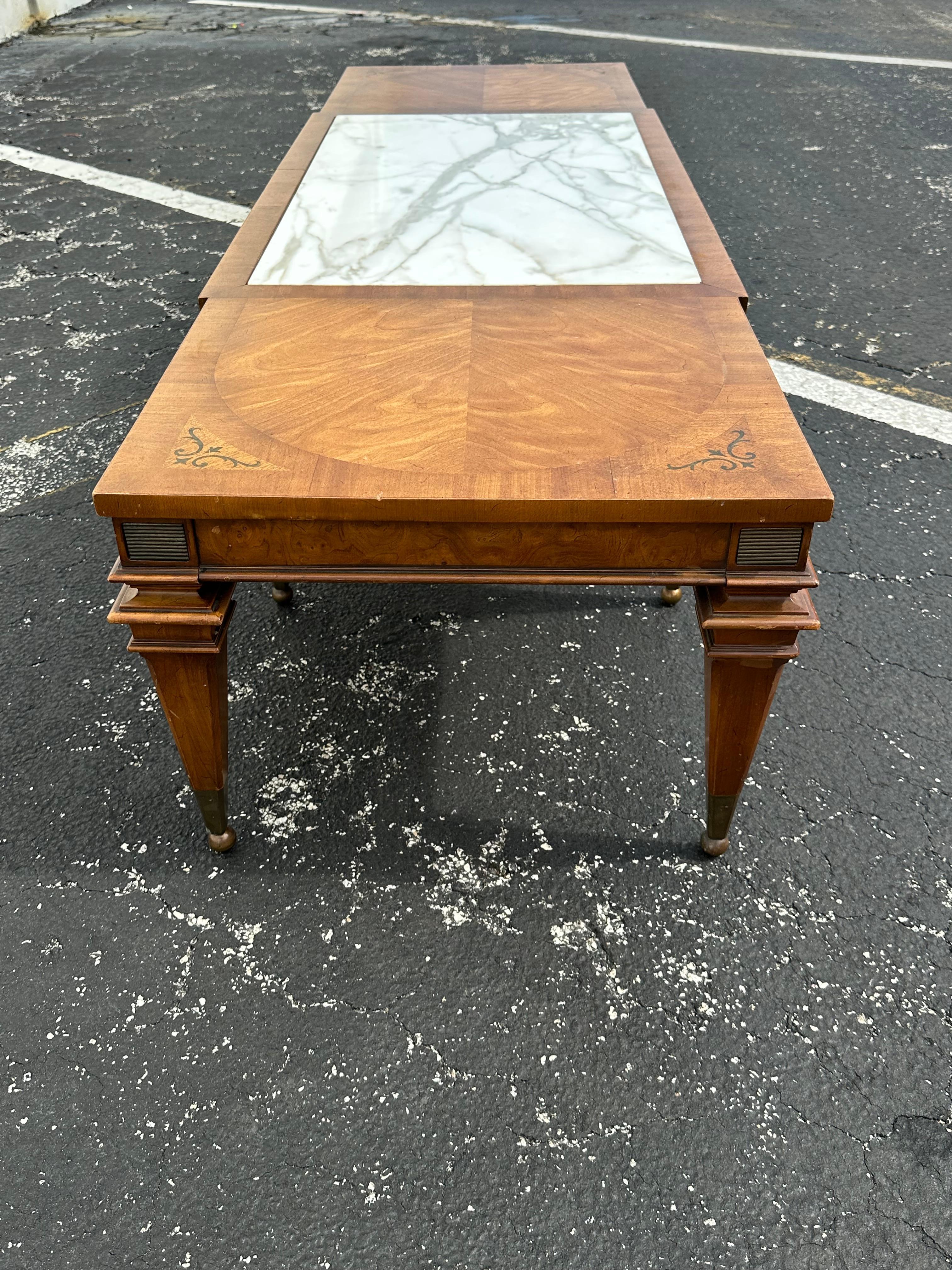 Table basse de style néoclassique Weiman Legged en bois de marbre blanc et laiton en vente 5