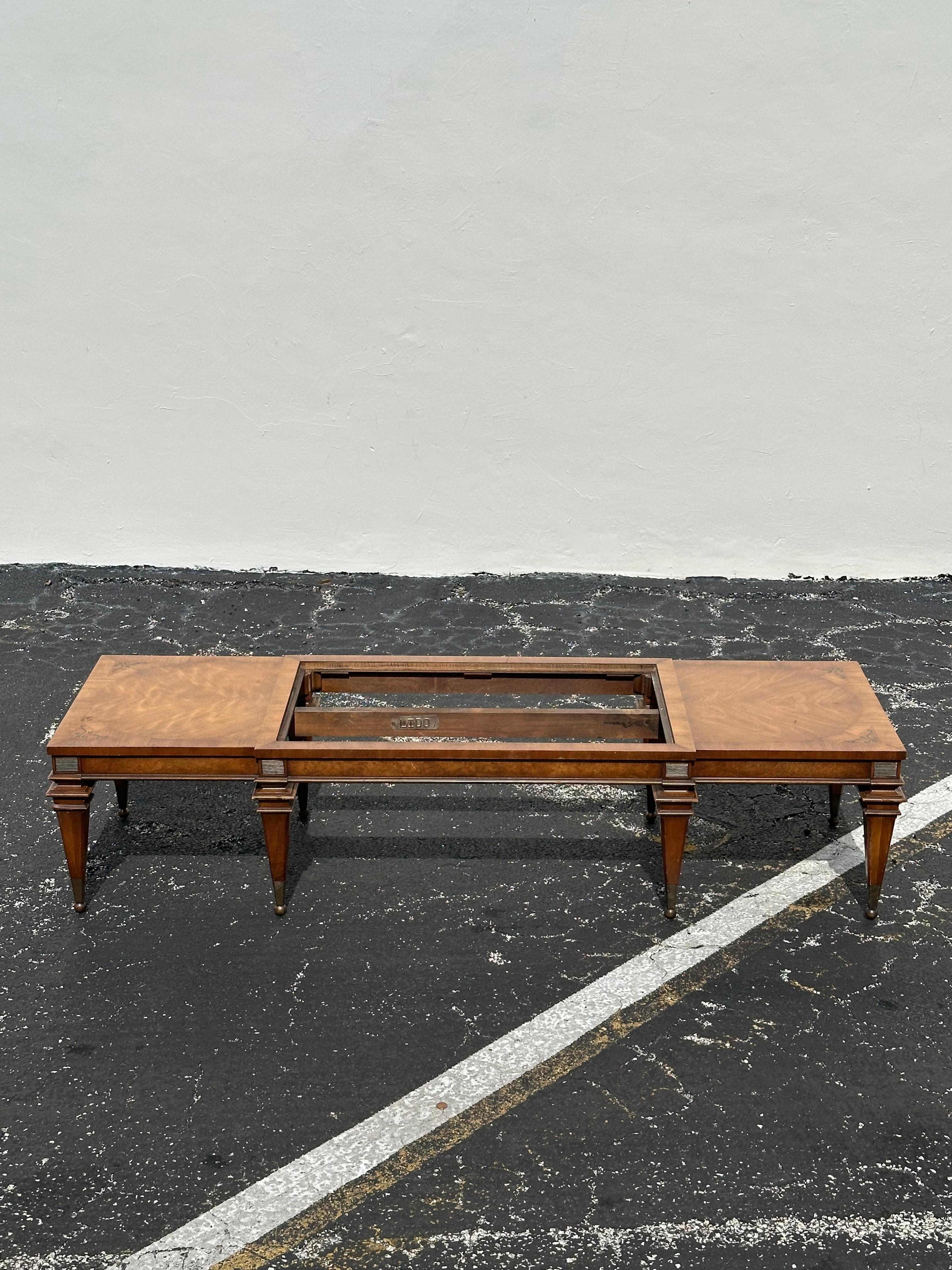 Table basse de style néoclassique Weiman Legged en bois de marbre blanc et laiton en vente 6