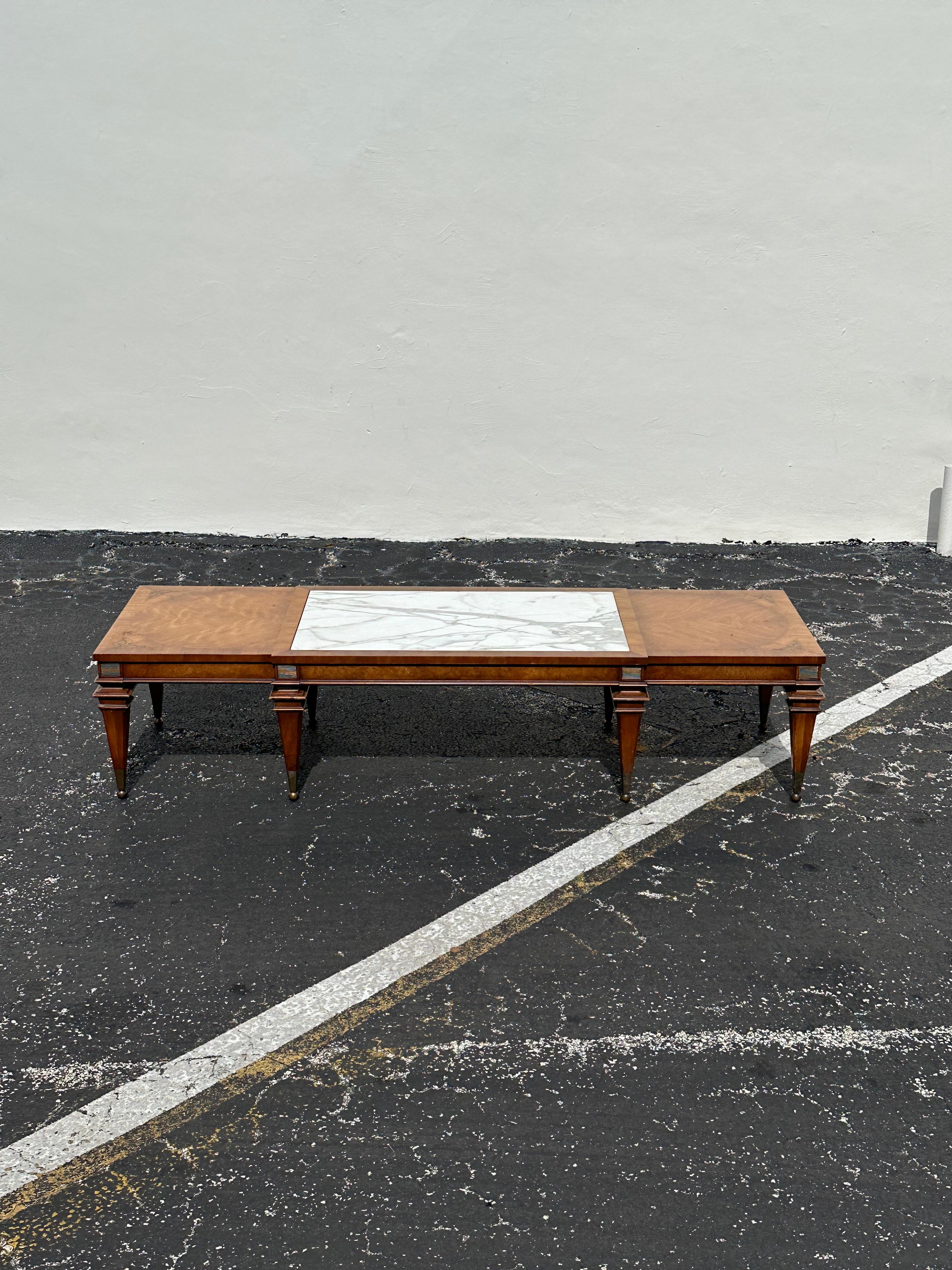 Laissez-vous séduire par l'élégance intemporelle de cette exquise table basse à 8 pieds en marbre, datant des années 1940. Fabriquée avec une attention méticuleuse aux détails, cette pièce présente une étonnante finition artisanale, garantissant une