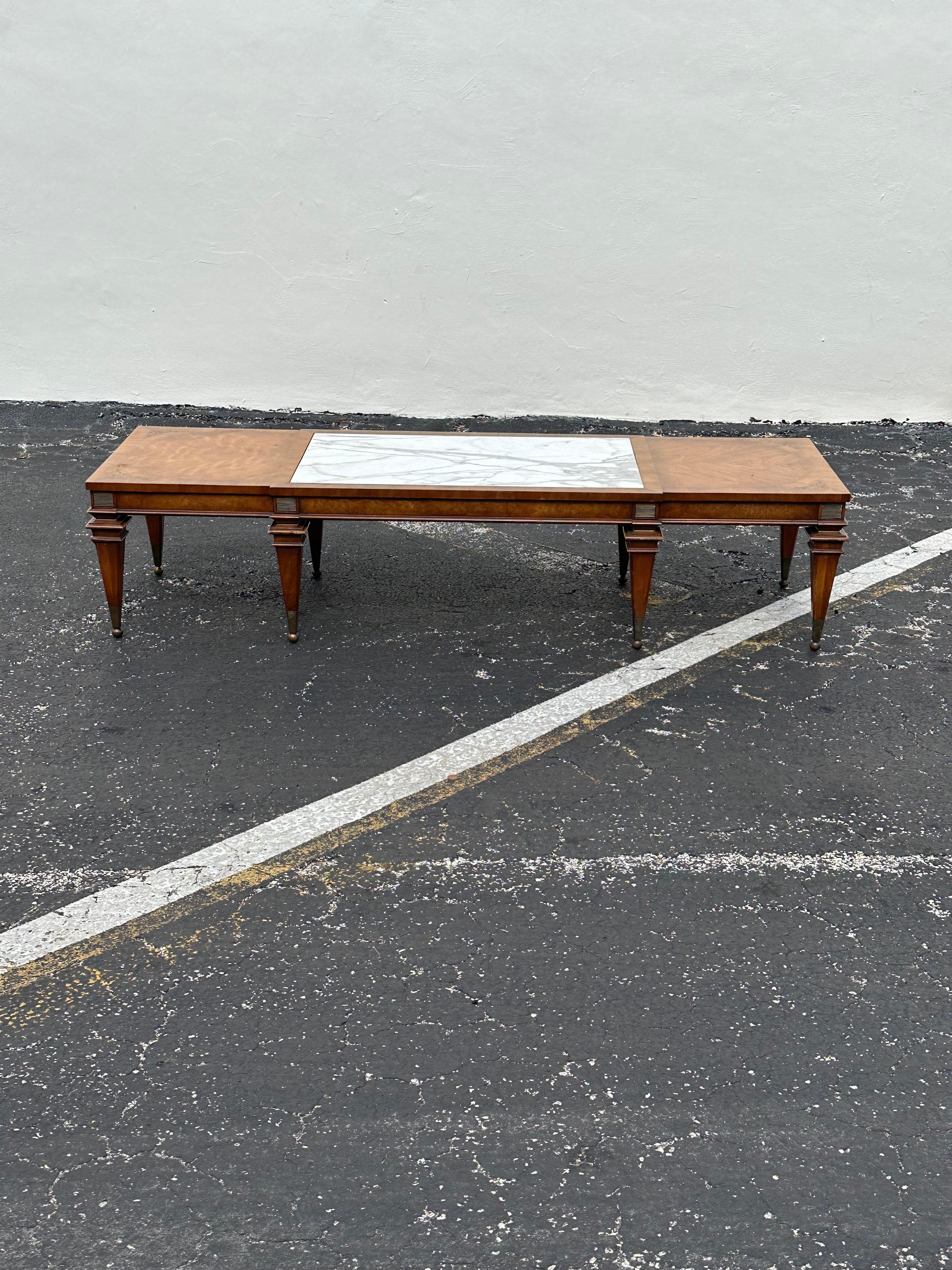 Néoclassique Table basse de style néoclassique Weiman Legged en bois de marbre blanc et laiton en vente