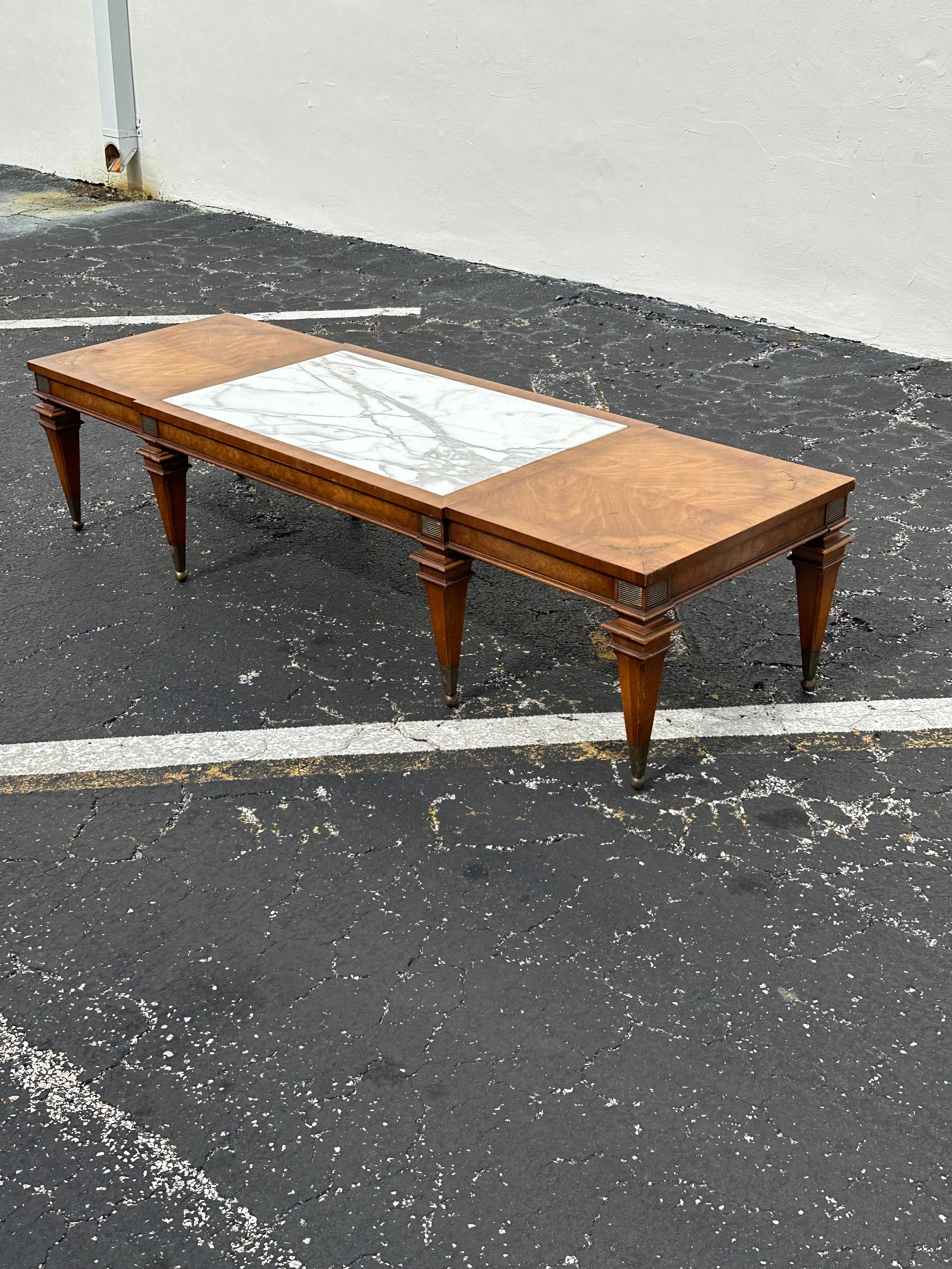 Européen Table basse de style néoclassique Weiman Legged en bois de marbre blanc et laiton en vente