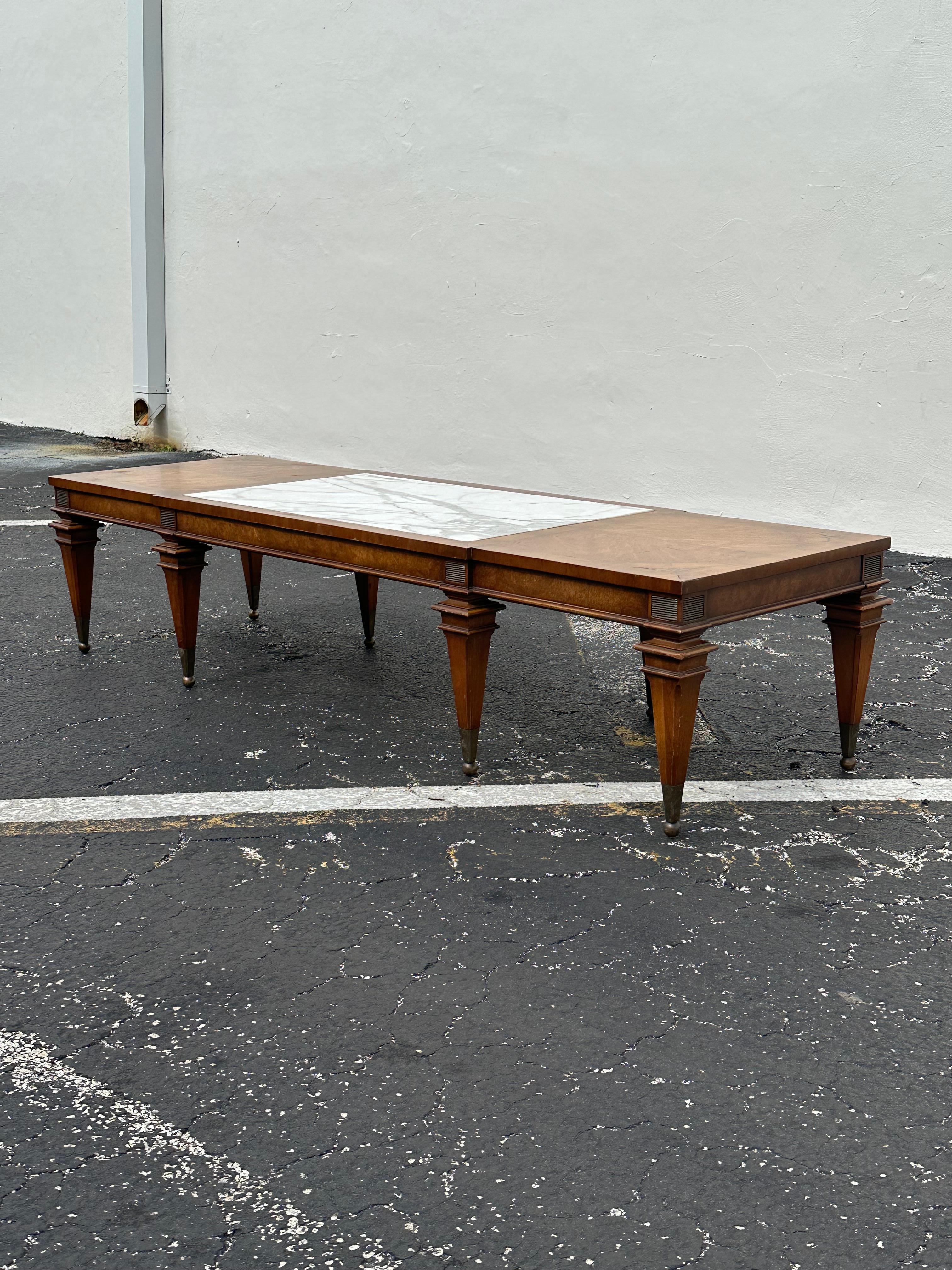 Table basse de style néoclassique Weiman Legged en bois de marbre blanc et laiton Bon état - En vente à Fort Lauderdale, FL
