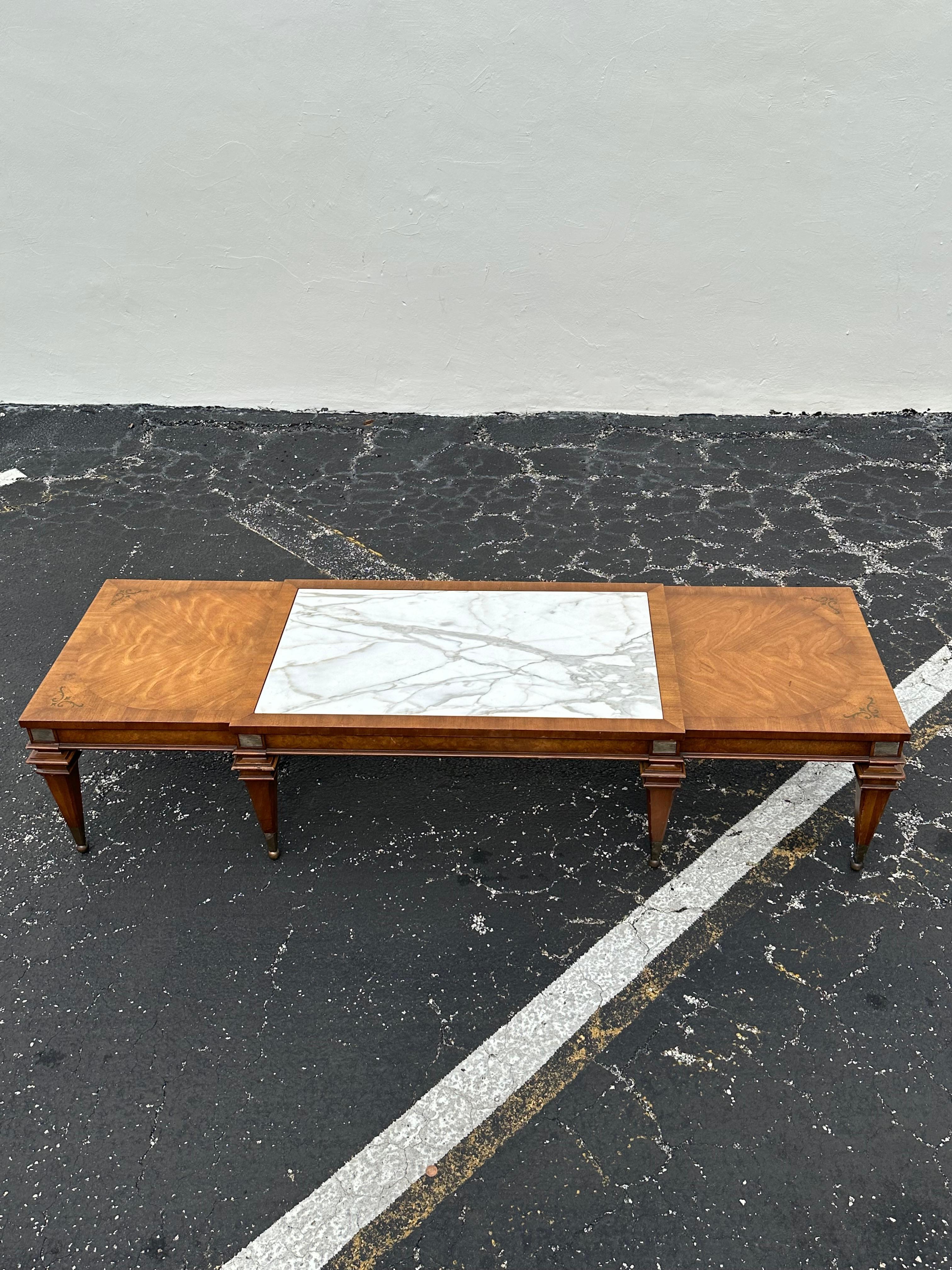 Milieu du XXe siècle Table basse de style néoclassique Weiman Legged en bois de marbre blanc et laiton en vente