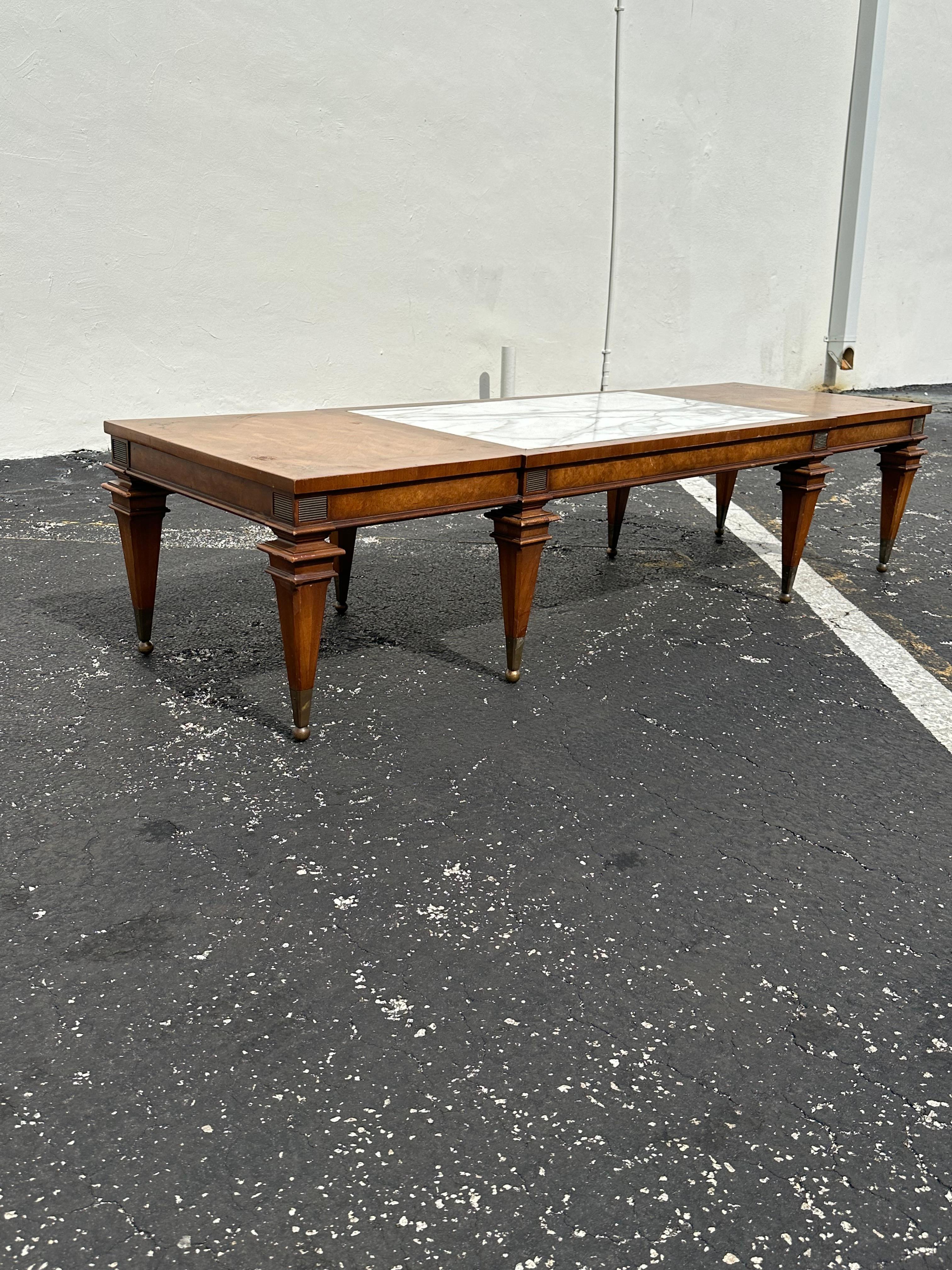 Table basse de style néoclassique Weiman Legged en bois de marbre blanc et laiton en vente 1