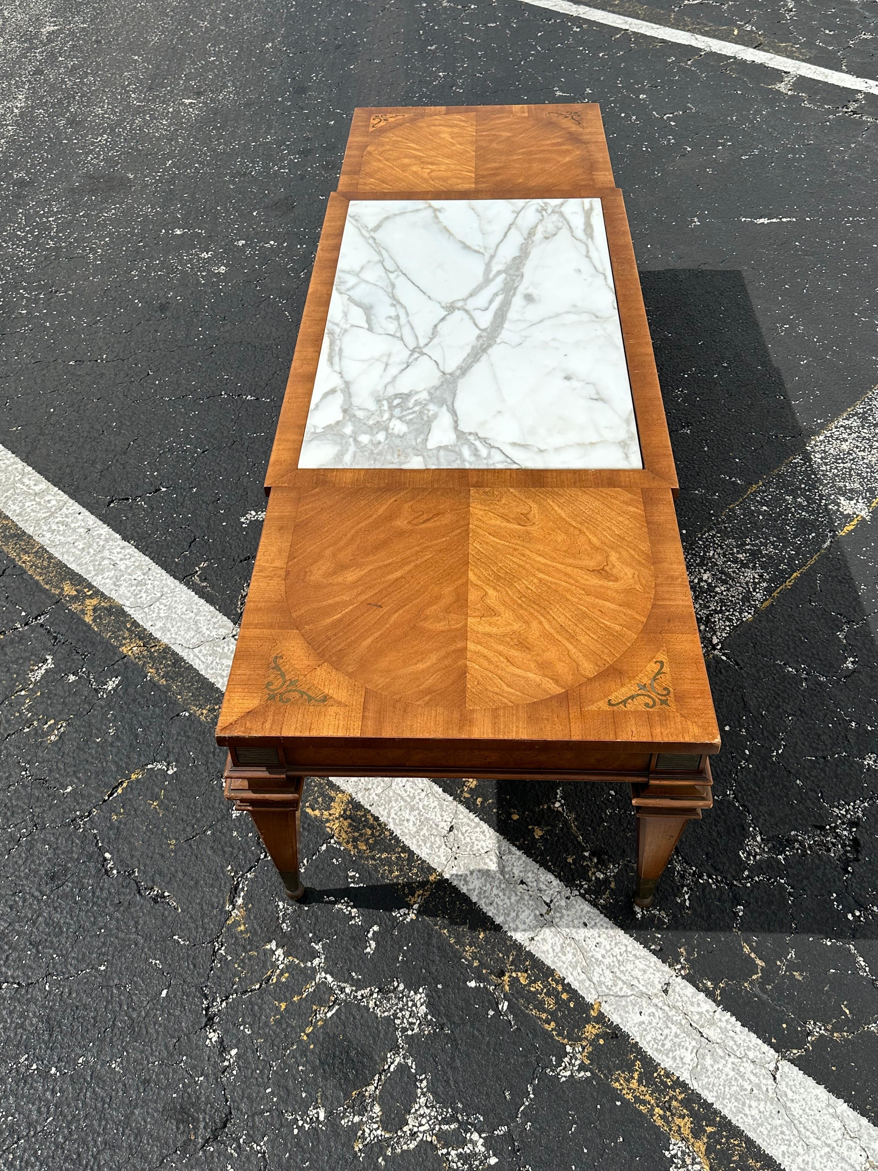 Table basse de style néoclassique Weiman Legged en bois de marbre blanc et laiton en vente 2