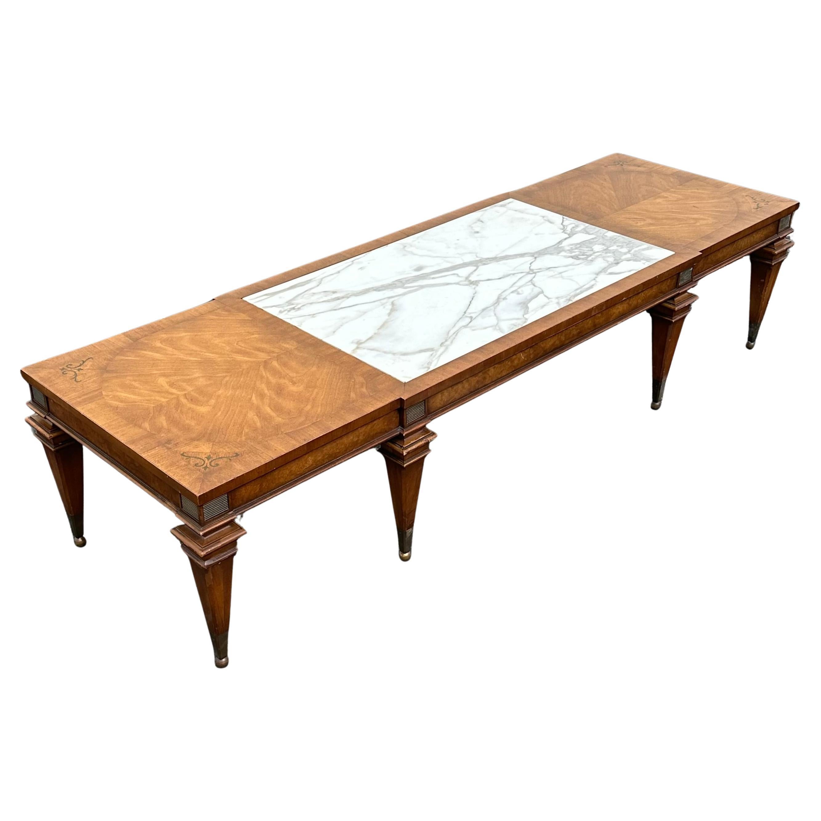 Table basse de style néoclassique Weiman Legged en bois de marbre blanc et laiton en vente