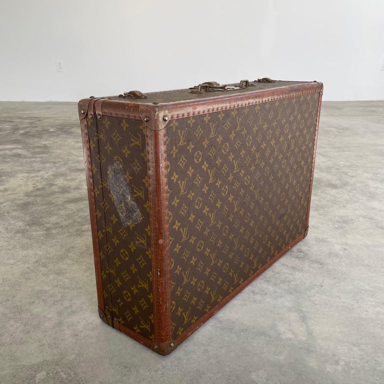 Louis Vuitton Trunk: Lagerfeld' Trunk capable of carrying his.. 40 ipods!